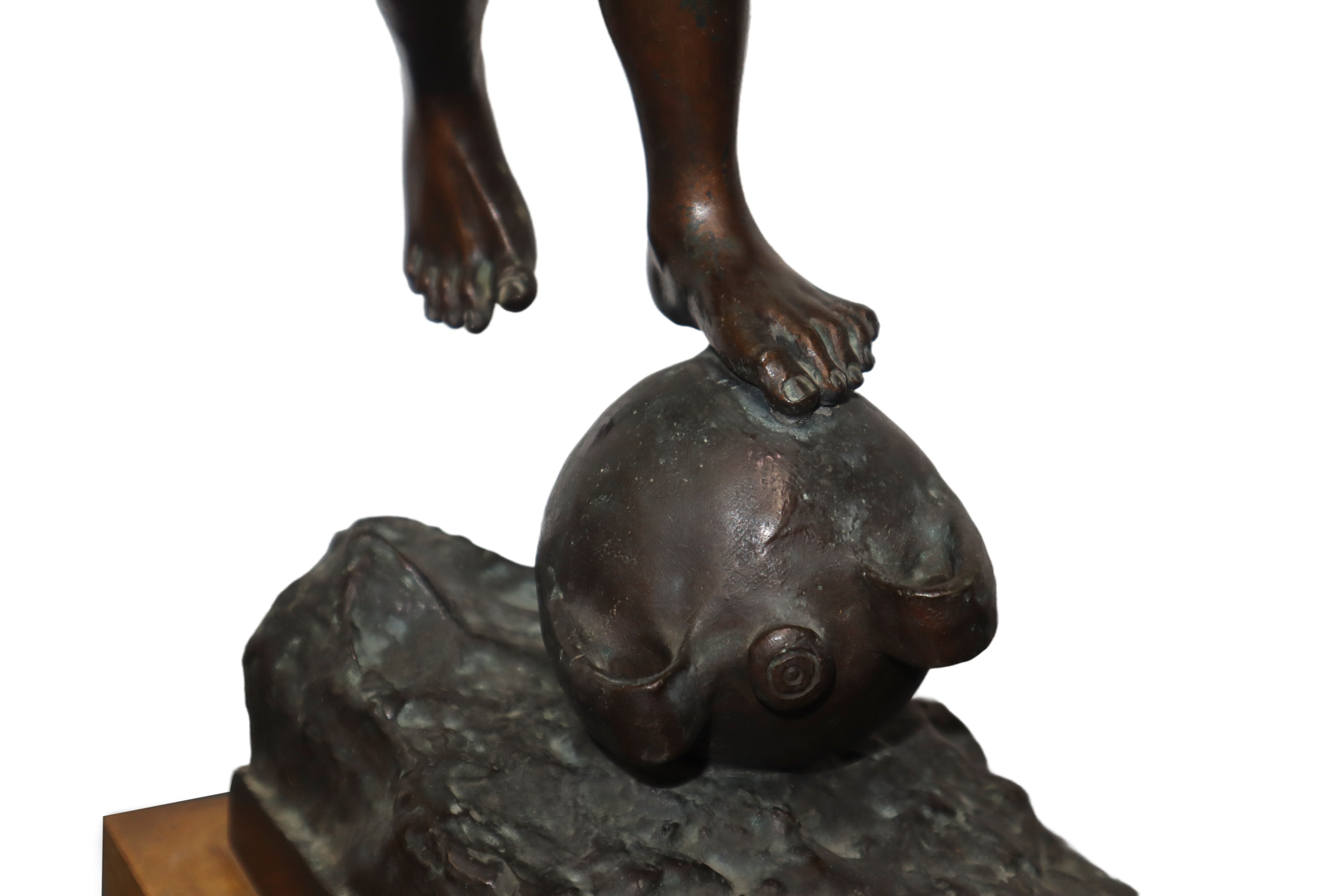 Vincenzo Cinque - Ragazzo in Equilibrio su Brocca, Scultura in Bronzo Patinato Bruno