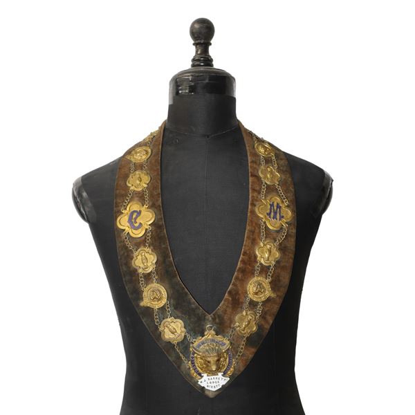 Freemasonry collar, in golden metal on velvet fabric. W.J. Barrett Lodge