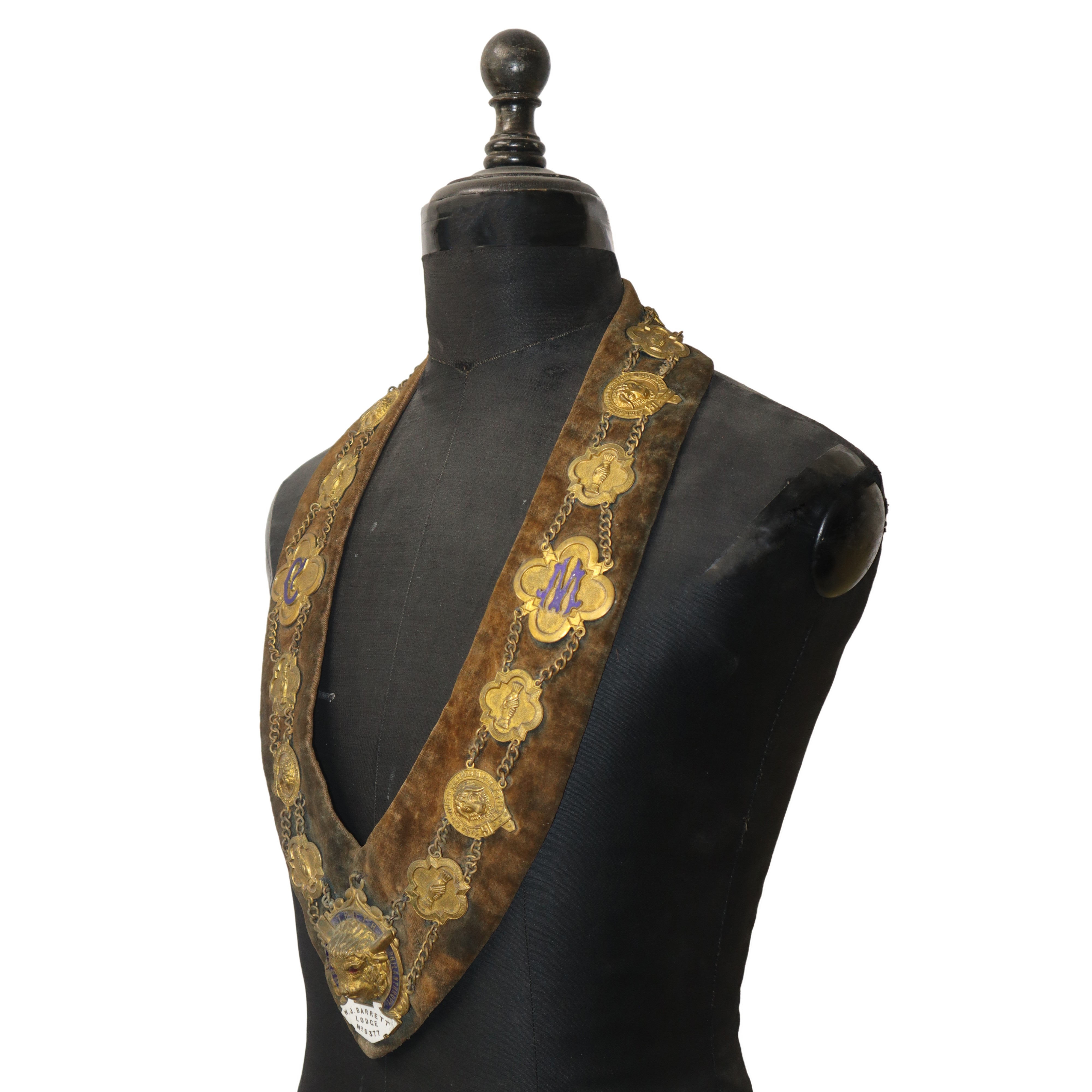 Collare della massoneria, in metallo dorato su stoffa di velluto. W.J.Barrett Lodge