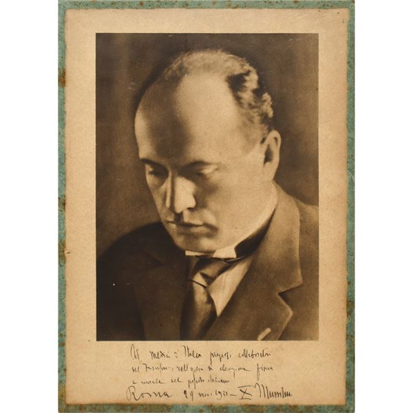 Autografo di Benito Mussolini su foto