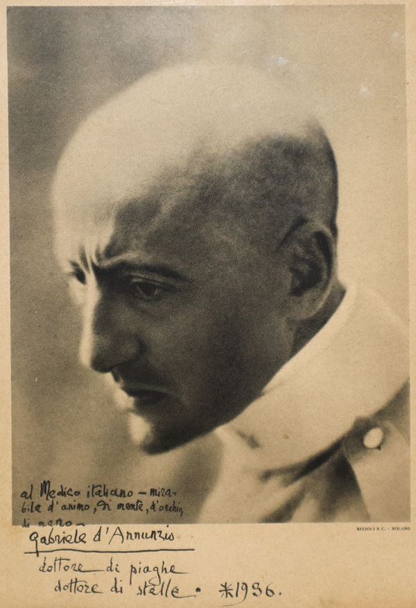 Autografo di Gabriele D'Annunzio su foto