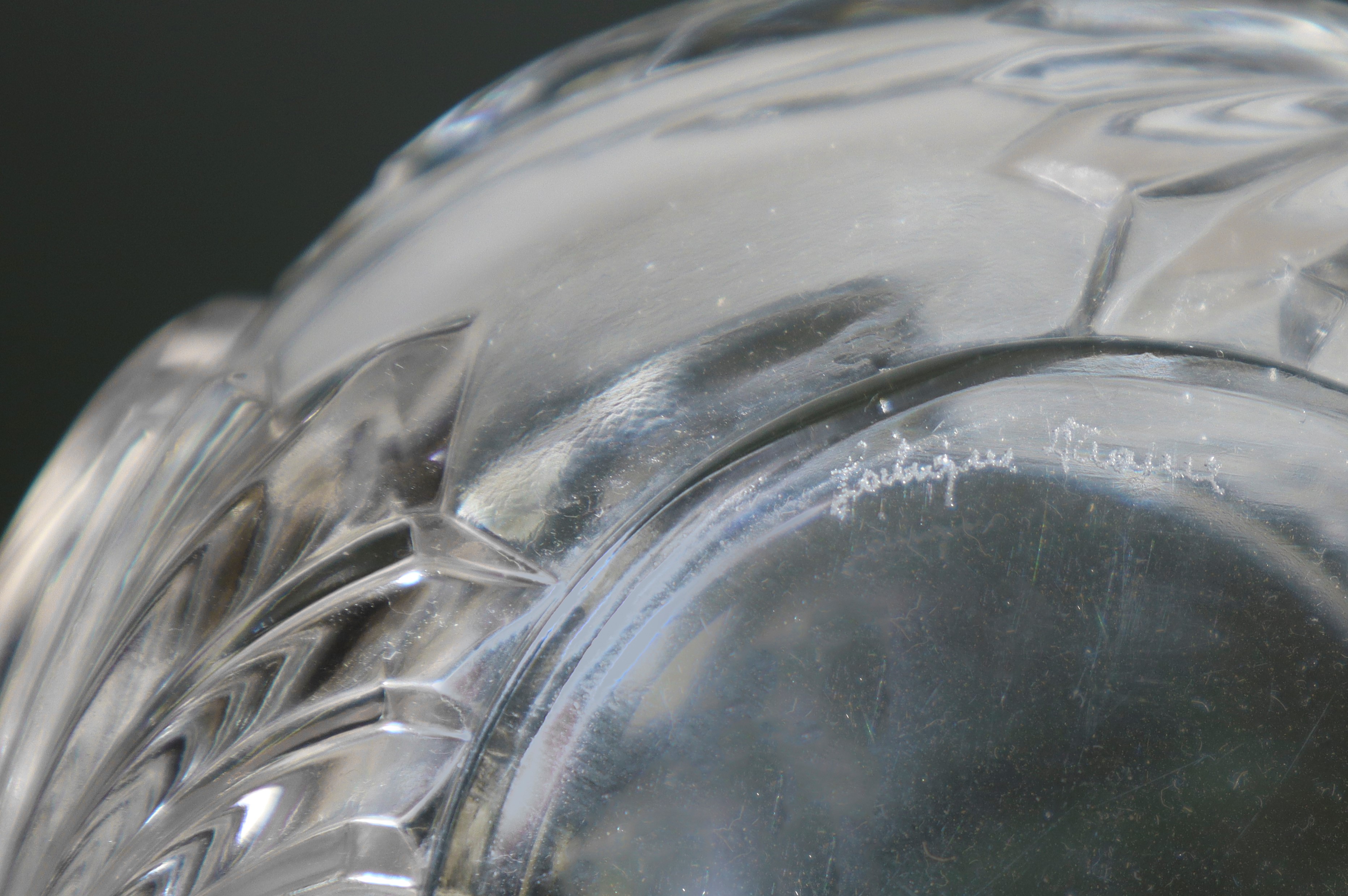 Vaso in cristallo, con decorazioni di foglie