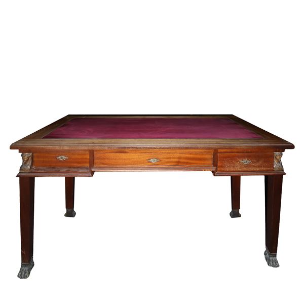 Scrittoio in legno di mogano, piano con vetro sovrapposto.