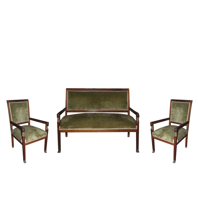 Divano tapezzato verde con due poltrone abbinate