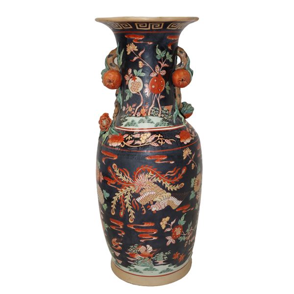 Grande vaso in porcellana fondo nero con decorazioni di frutta e fiori