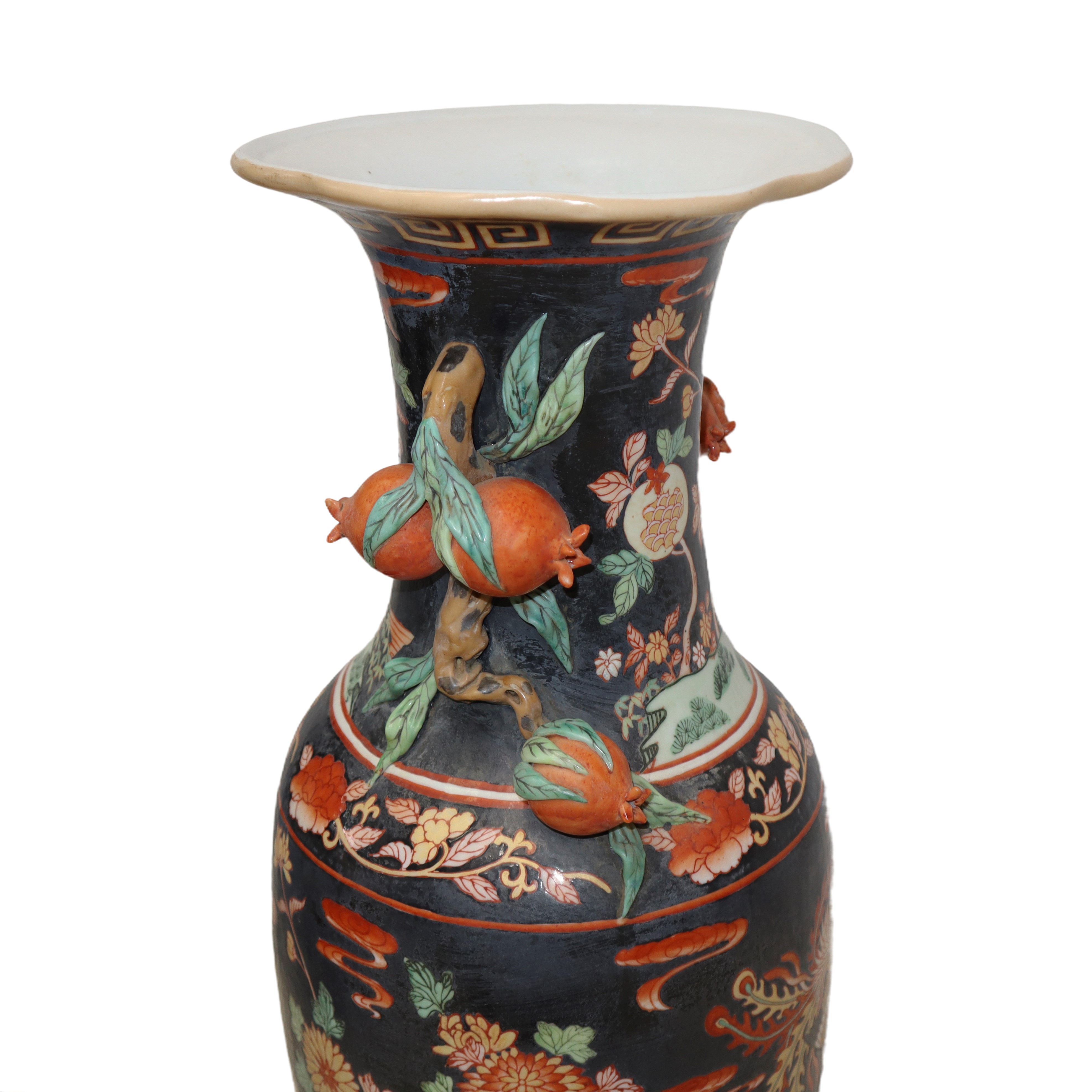 Grande vaso in porcellana fondo nero con decorazioni di frutta e fiori