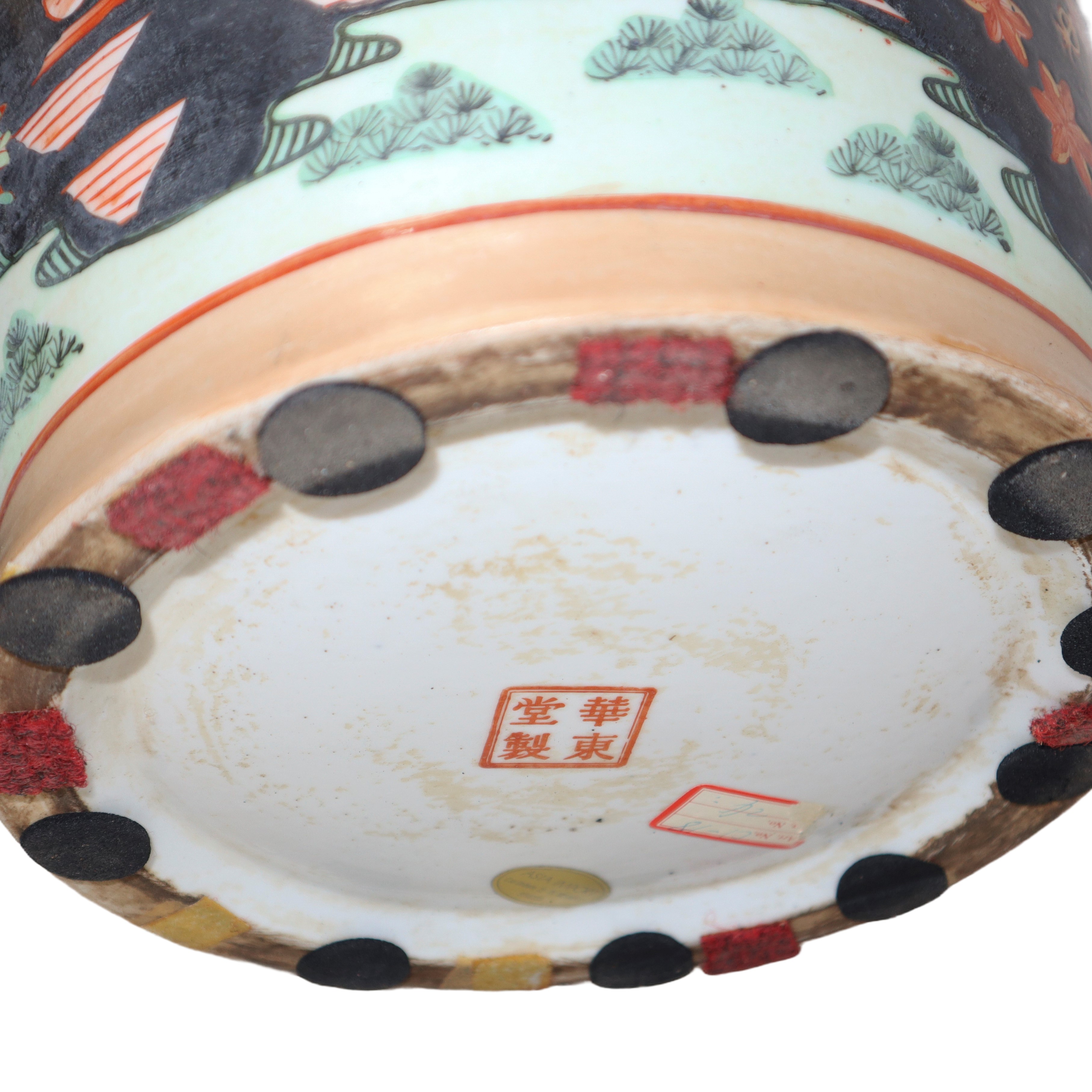 Grande vaso in porcellana fondo nero con decorazioni di frutta e fiori