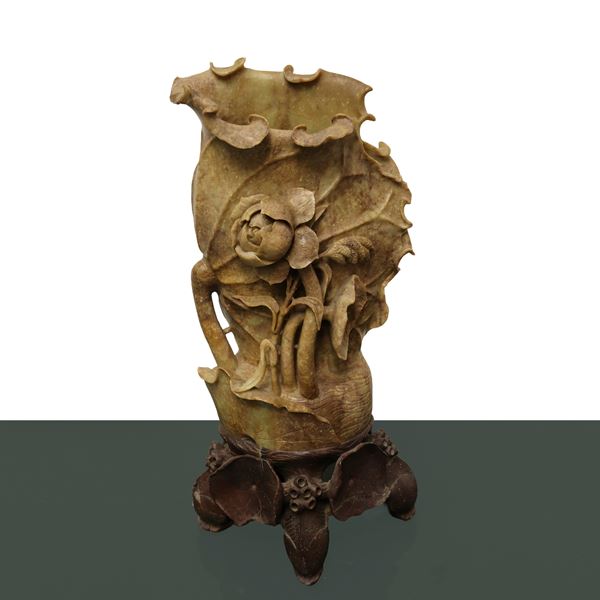 Vaso cinese in pietra saponaria con decorazione floreale