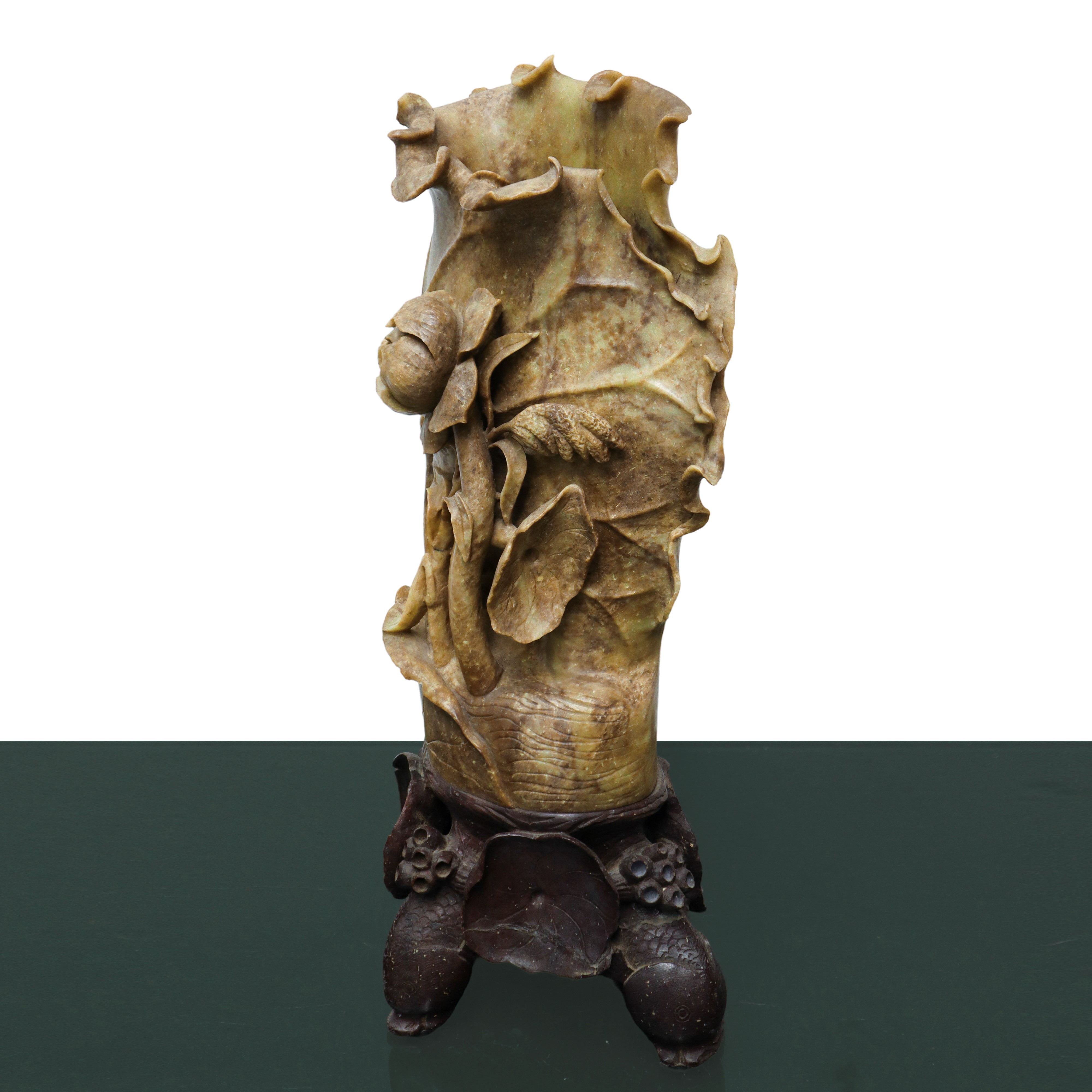 Vaso cinese in pietra saponaria con decorazione floreale