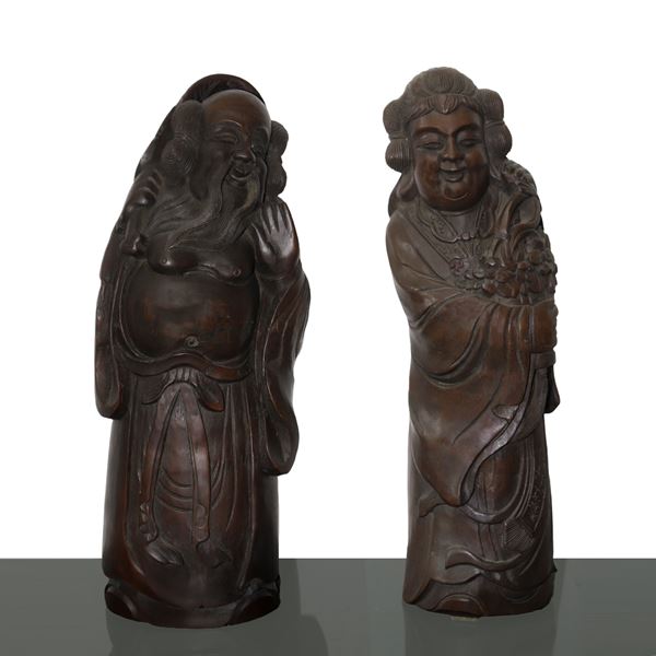 Coppia di sculture in legno di bamboo raffiguranti un uomo e una donna