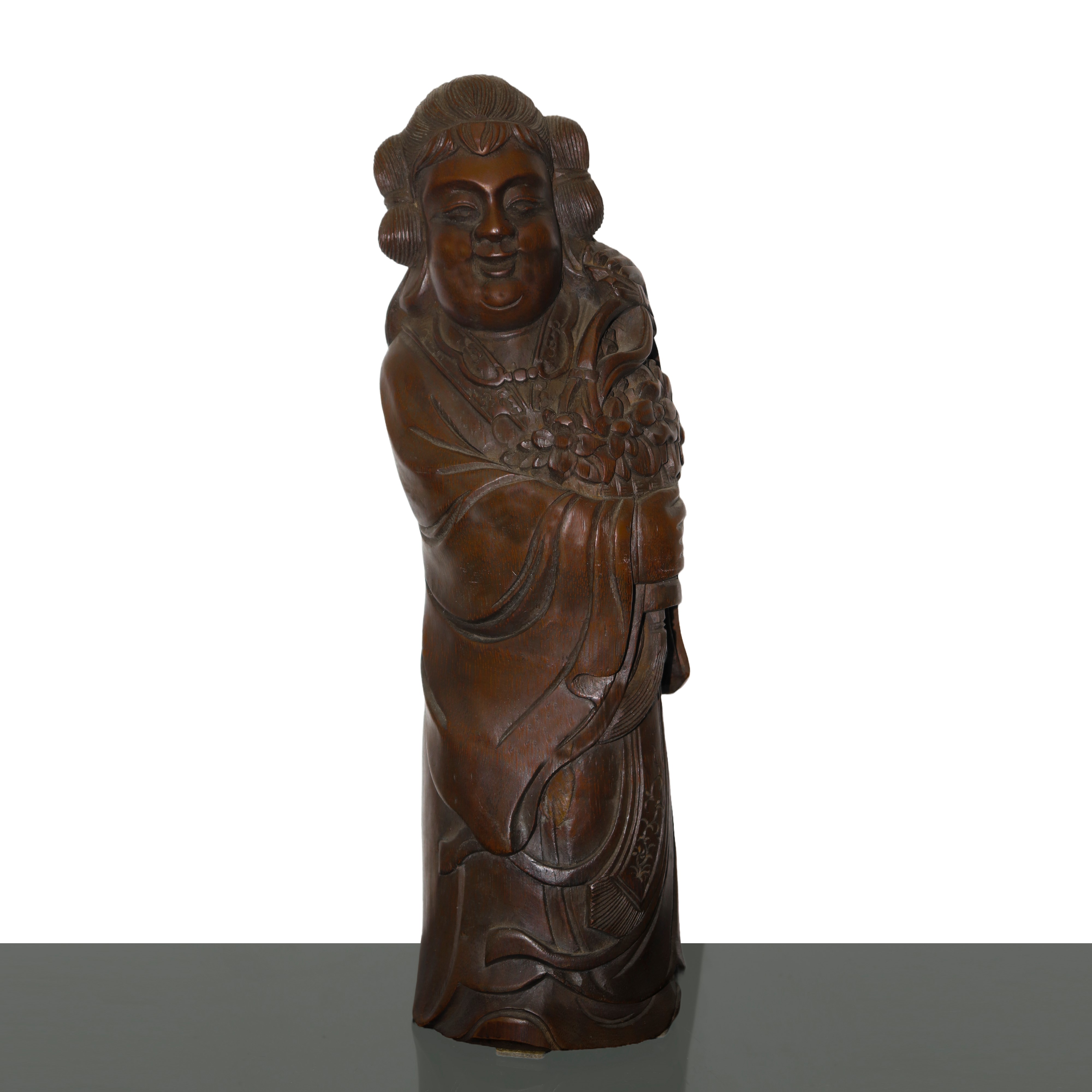 Coppia di sculture in legno di bamboo raffiguranti un uomo e una donna