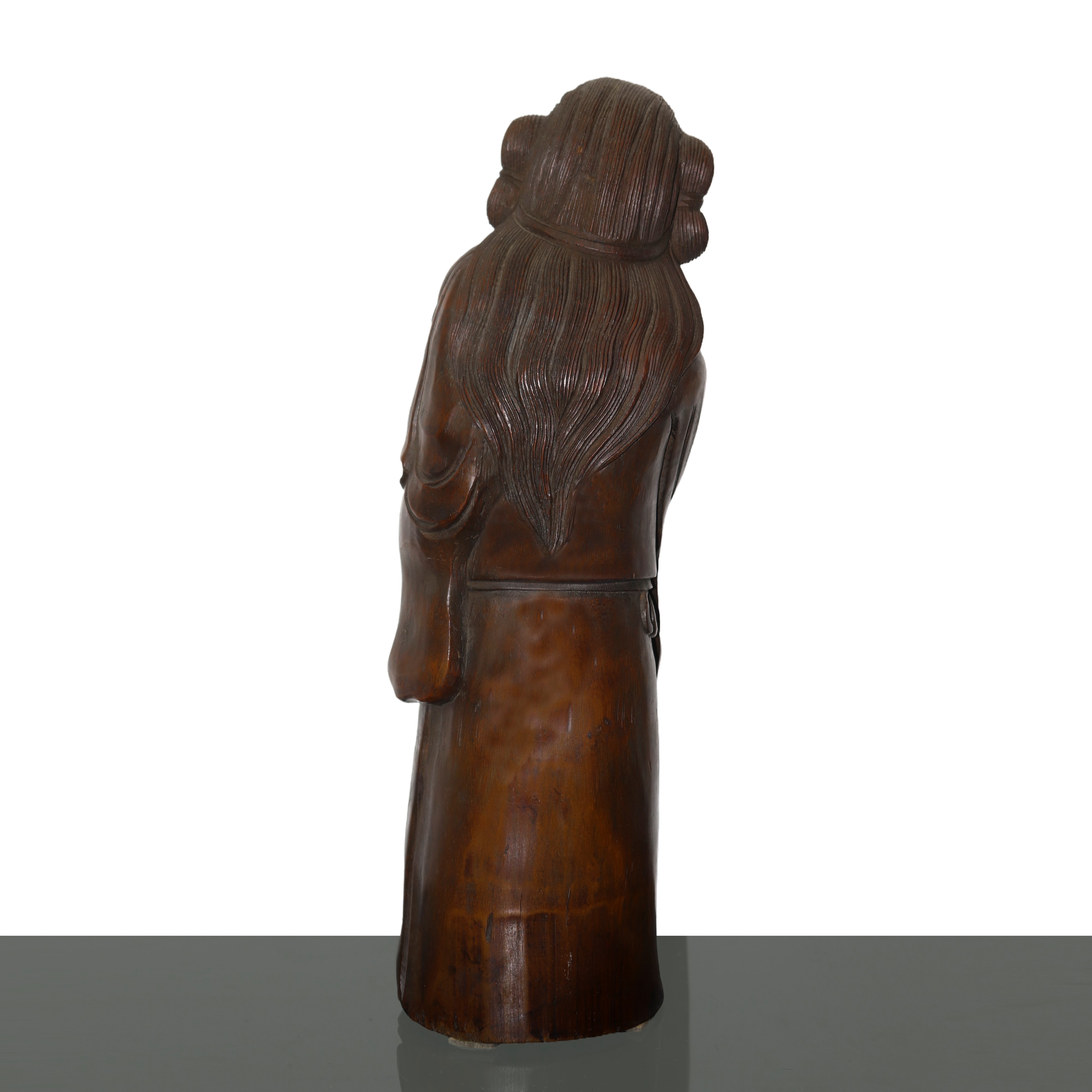 Coppia di sculture in legno di bamboo raffiguranti un uomo e una donna