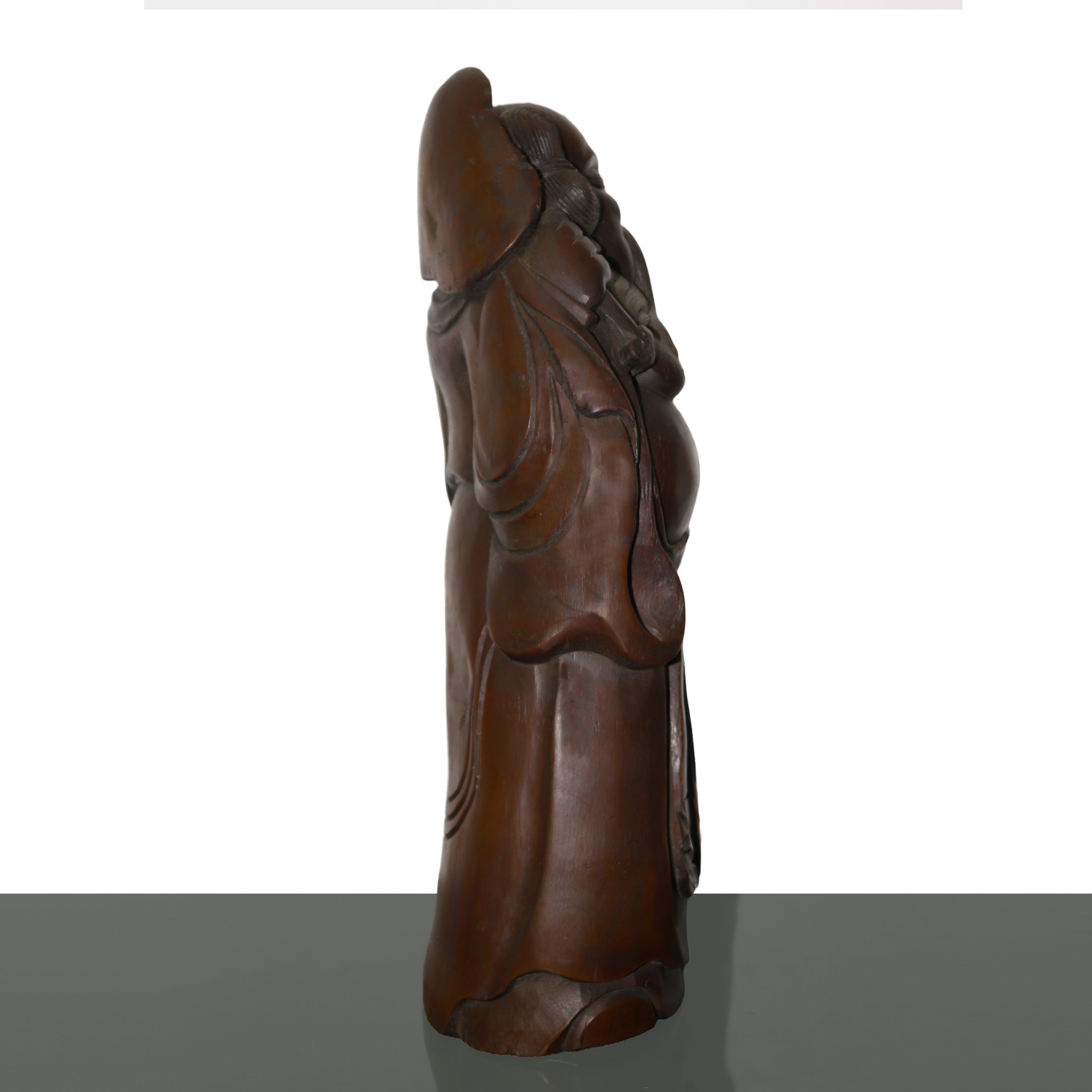 Coppia di sculture in legno di bamboo raffiguranti un uomo e una donna