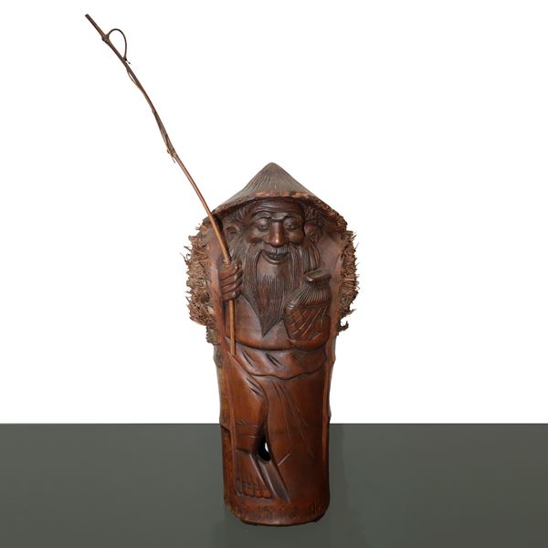 Scultura in legno di canna di bambù di un vecchio pescatore