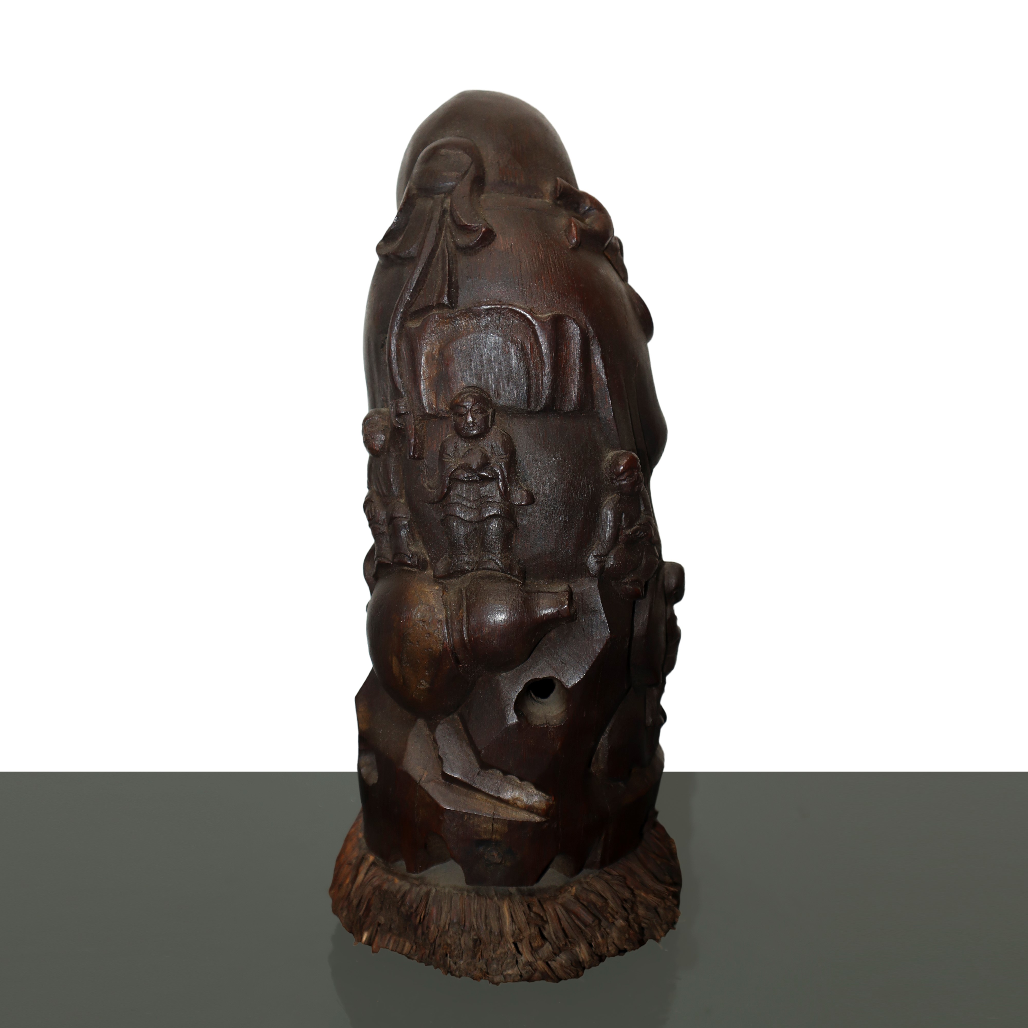 Scultura di un vecchio saggio scolpito in legno di radice di bamboo