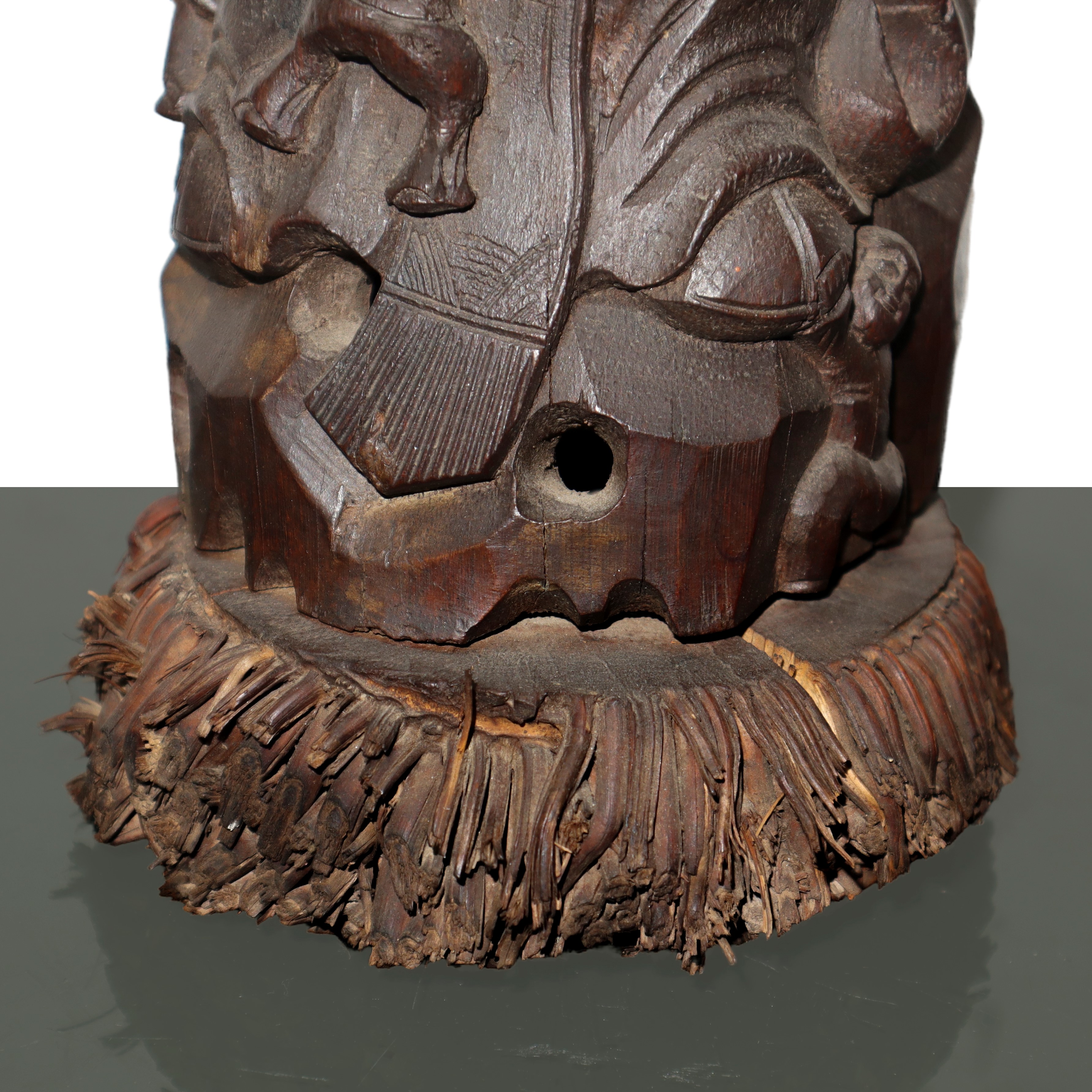 Scultura di un vecchio saggio scolpito in legno di radice di bamboo