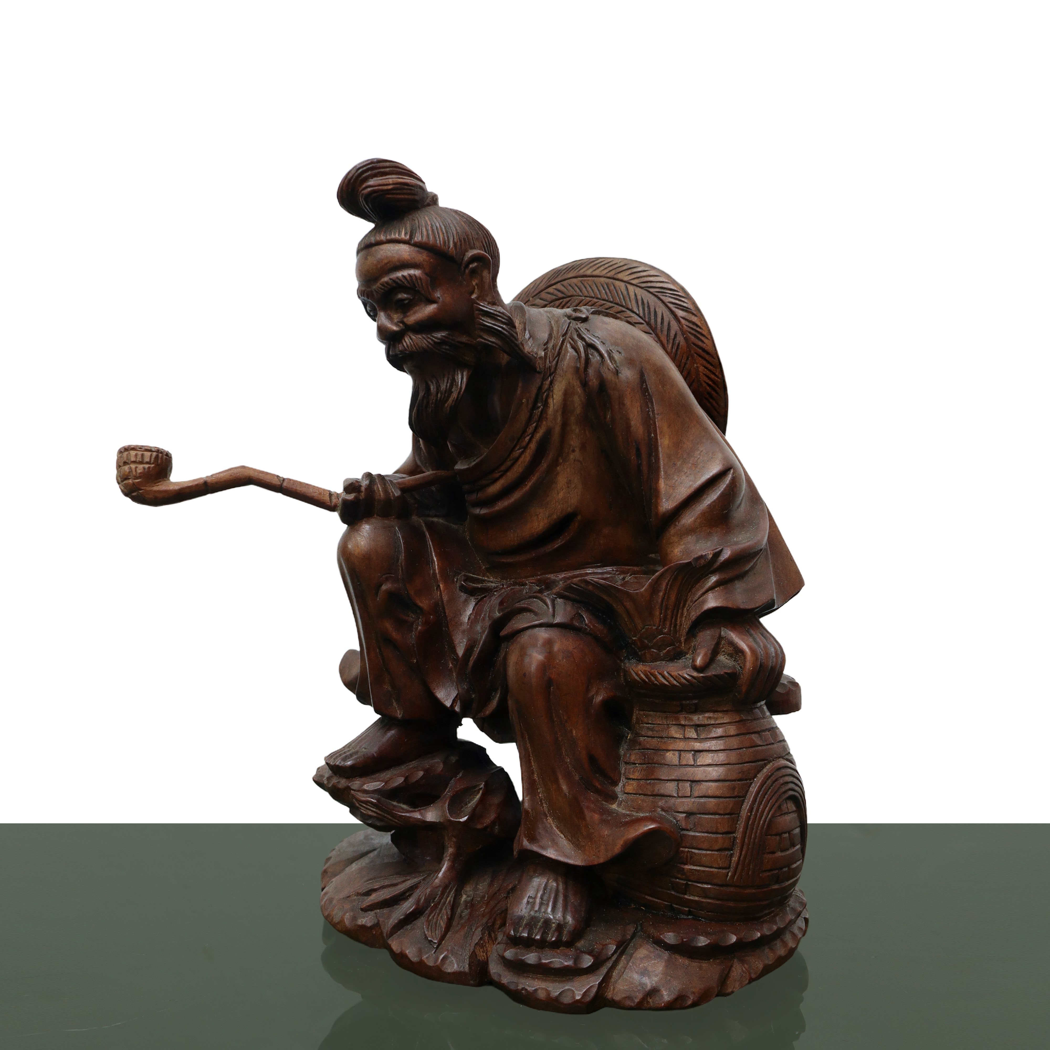 Scultura in legno intagliato di un uomo con la pipa