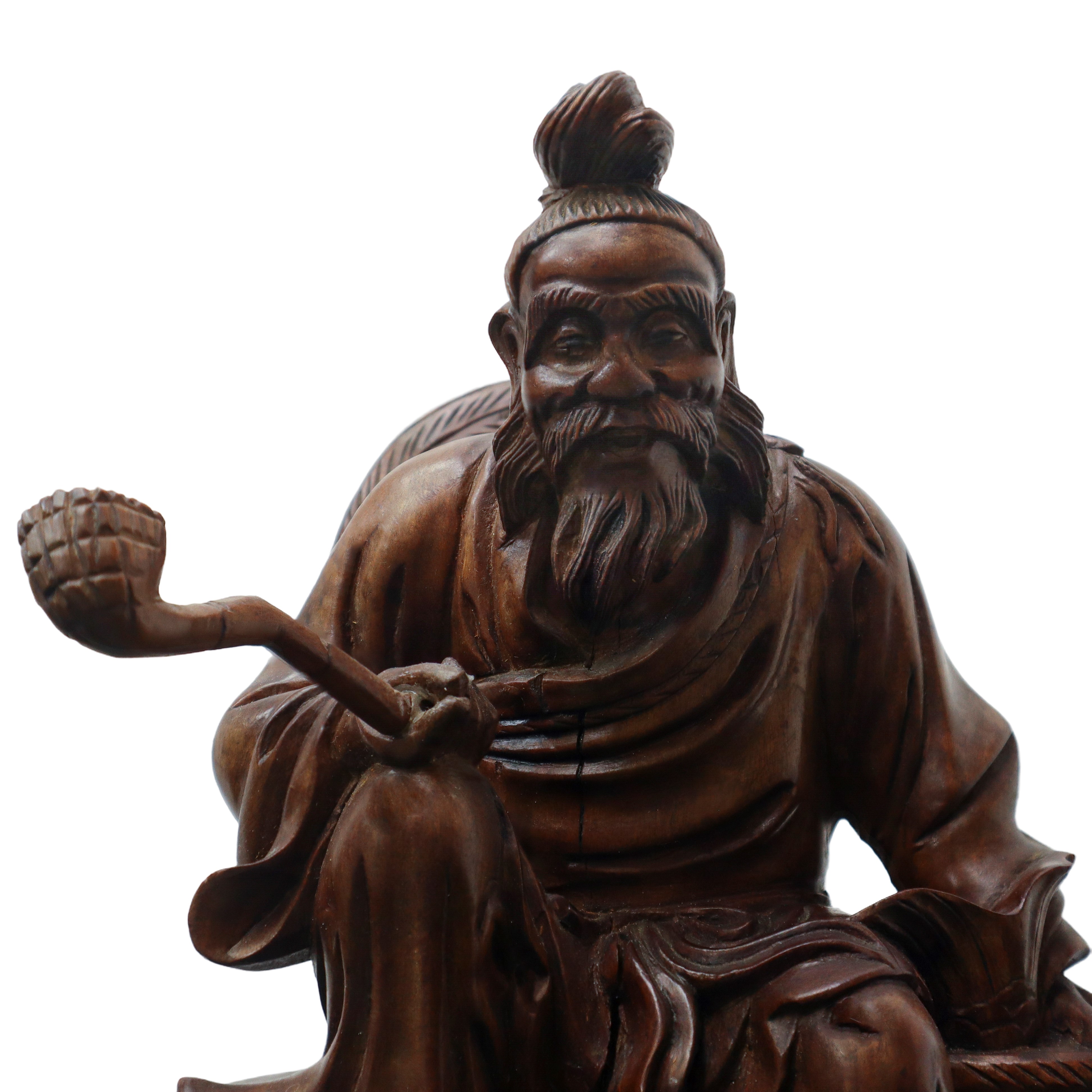 Scultura in legno intagliato di un uomo con la pipa