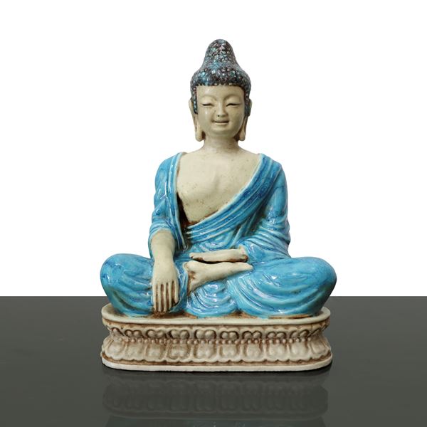 Buddha in ceramica smaltata nei colori del bianco e dell'azzurro