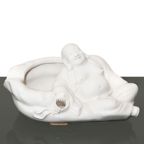 Piccolo contenitore cinese in porcellana bianca con Buddha gioiso sdraiato