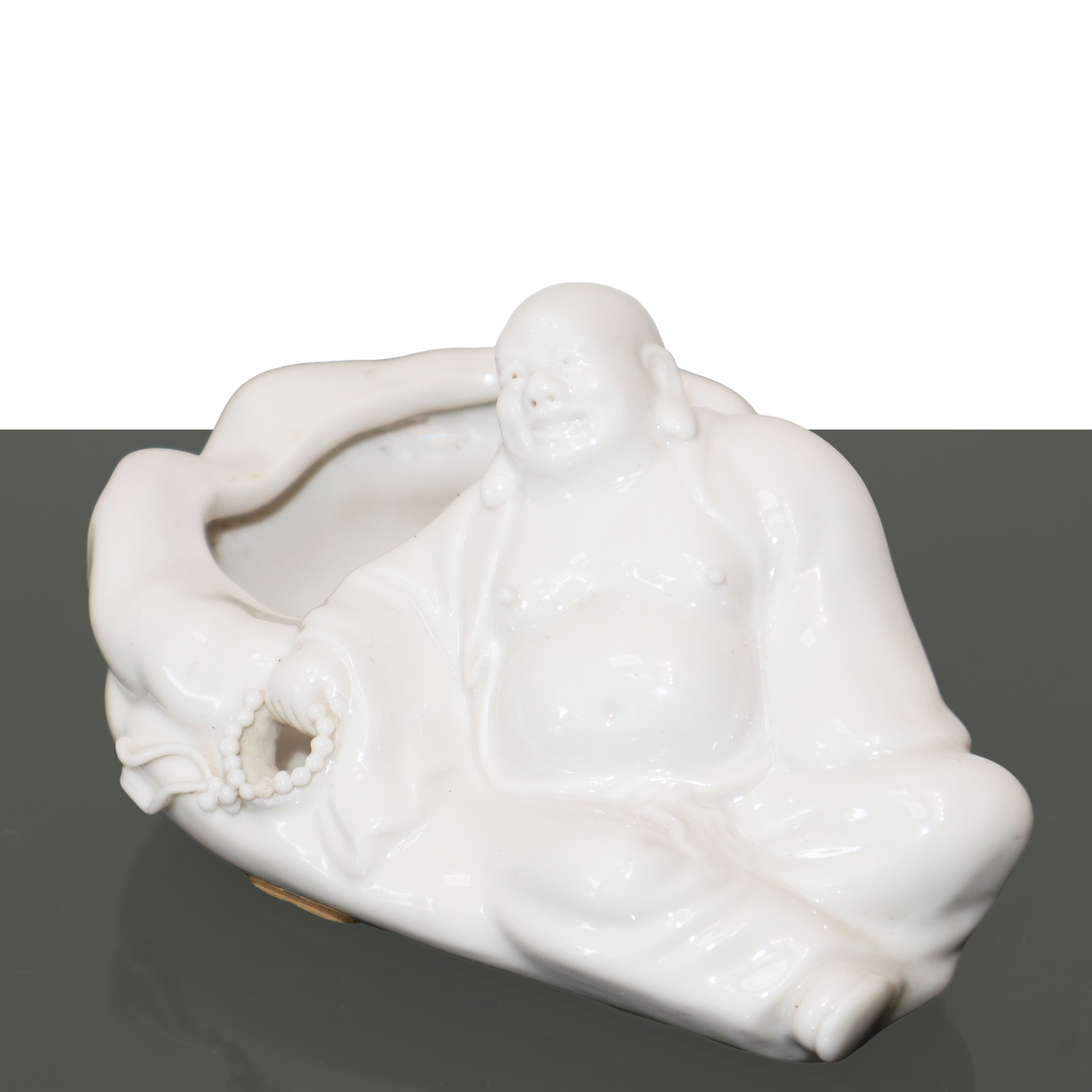 Piccolo contenitore cinese in porcellana bianca con Buddha gioiso sdraiato