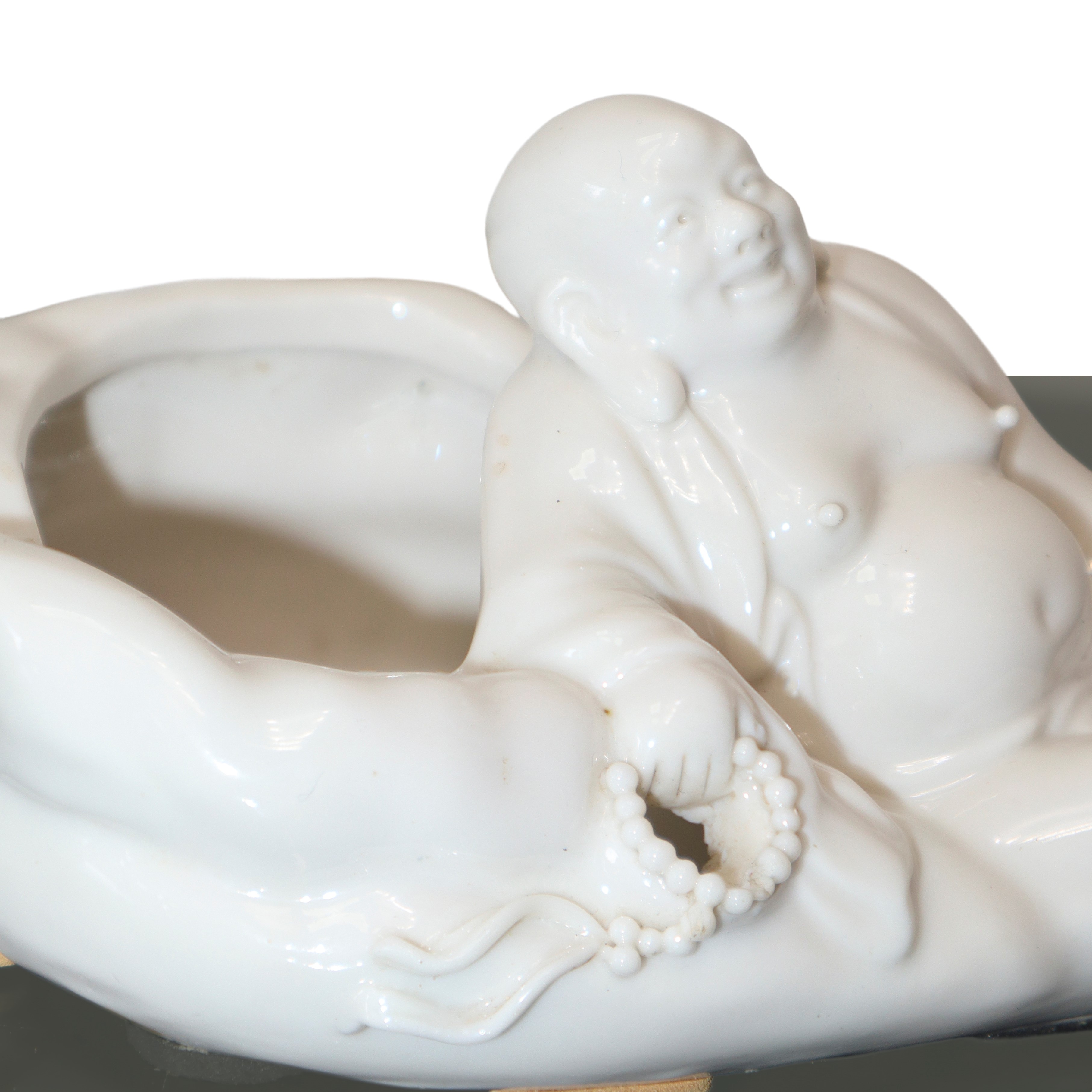 Piccolo contenitore cinese in porcellana bianca con Buddha gioiso sdraiato