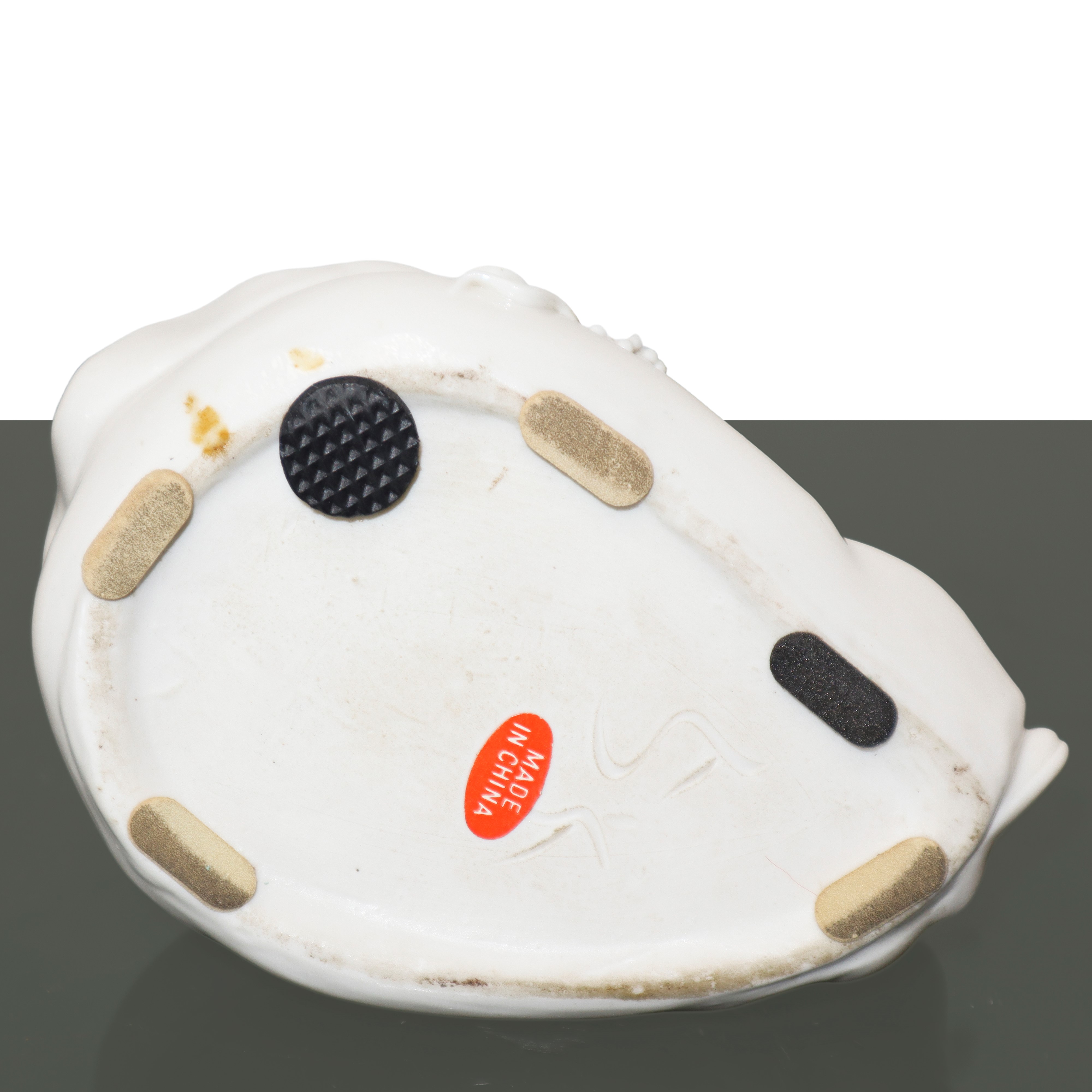 Piccolo contenitore cinese in porcellana bianca con Buddha gioiso sdraiato