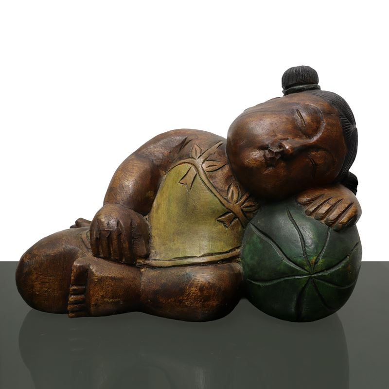 Bambina e anguria in legno