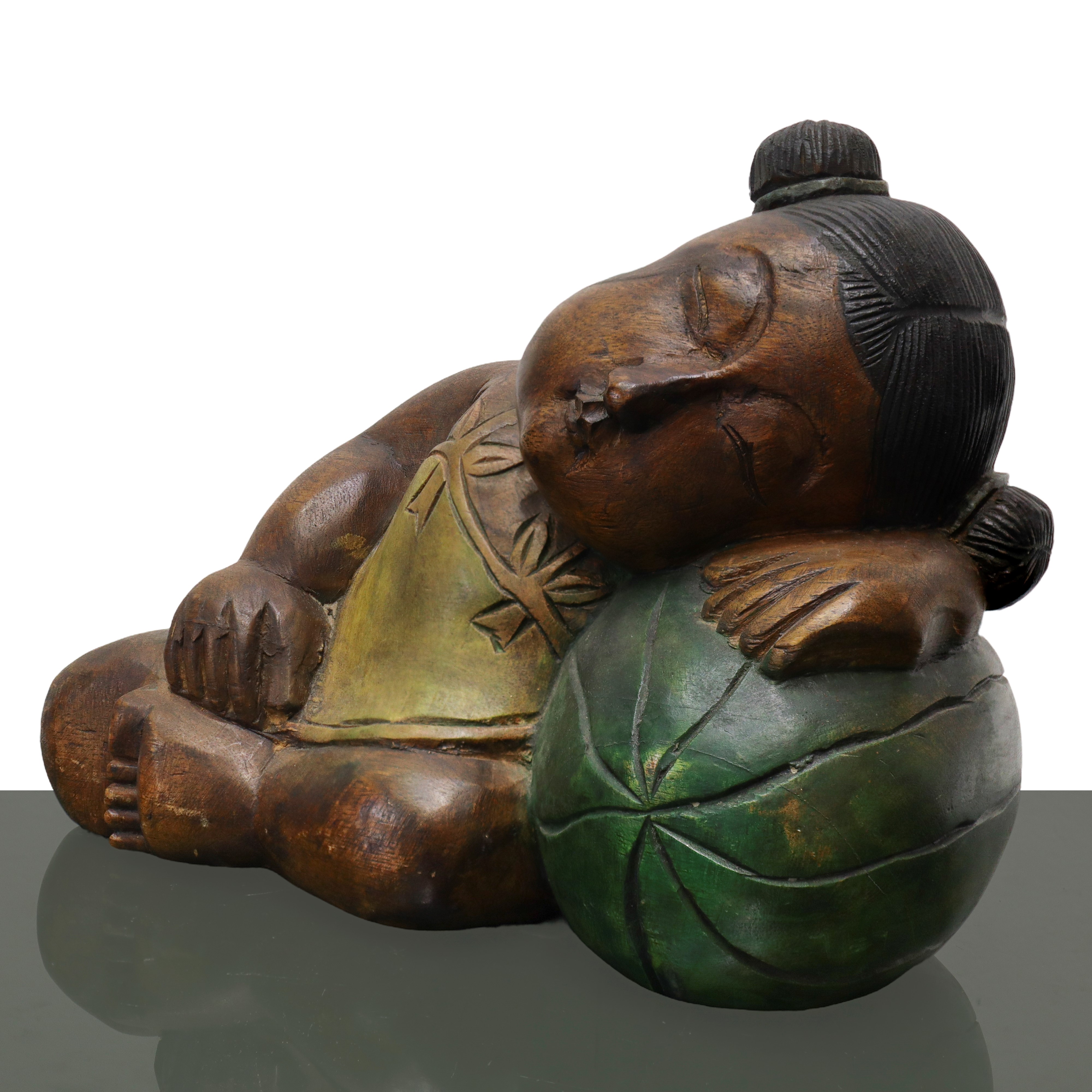 Bambina e anguria in legno