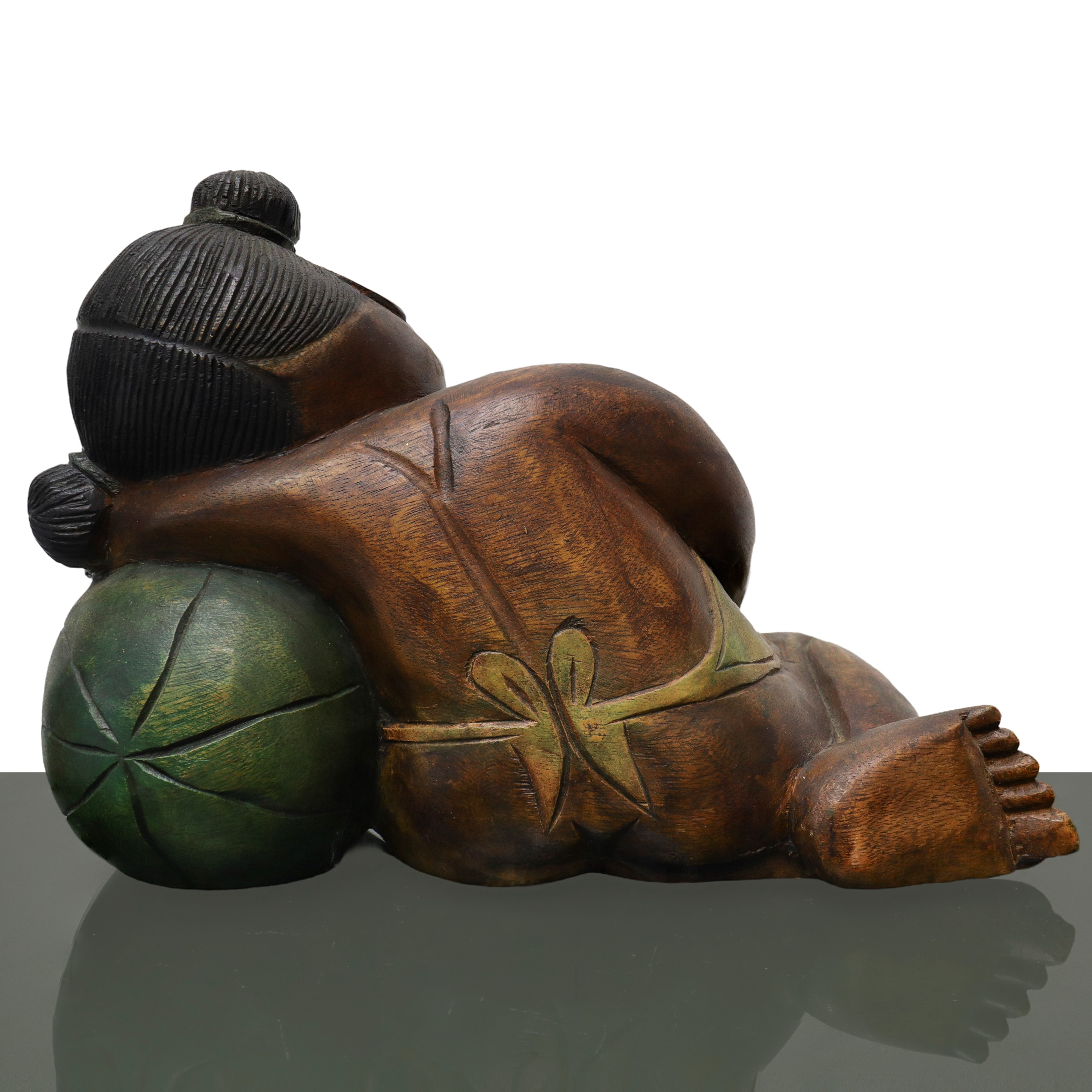 Bambina e anguria in legno