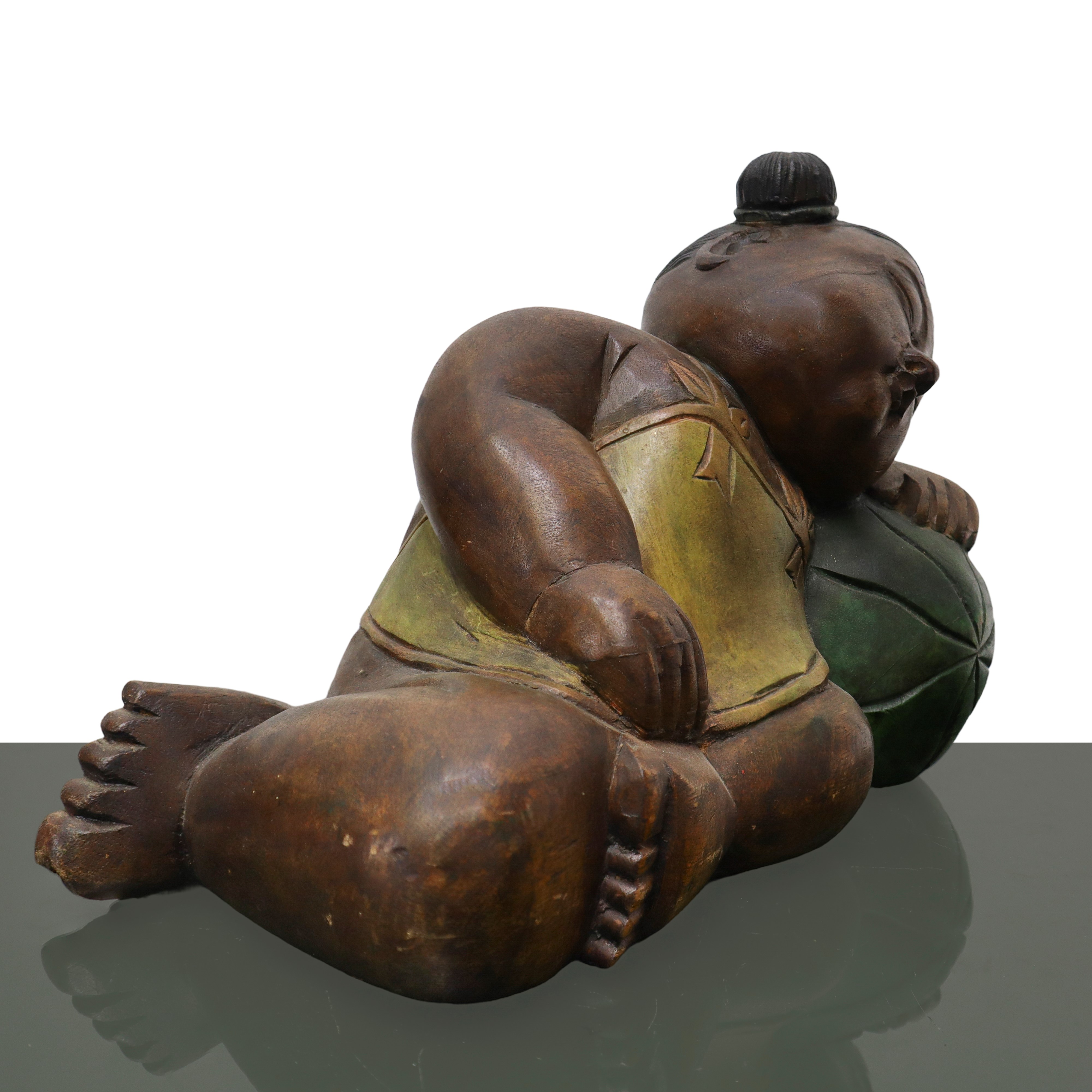 Bambina e anguria in legno