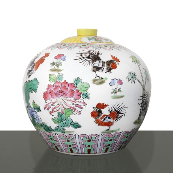 Chinese porcelain potiche with decorations of flowers and roosters
