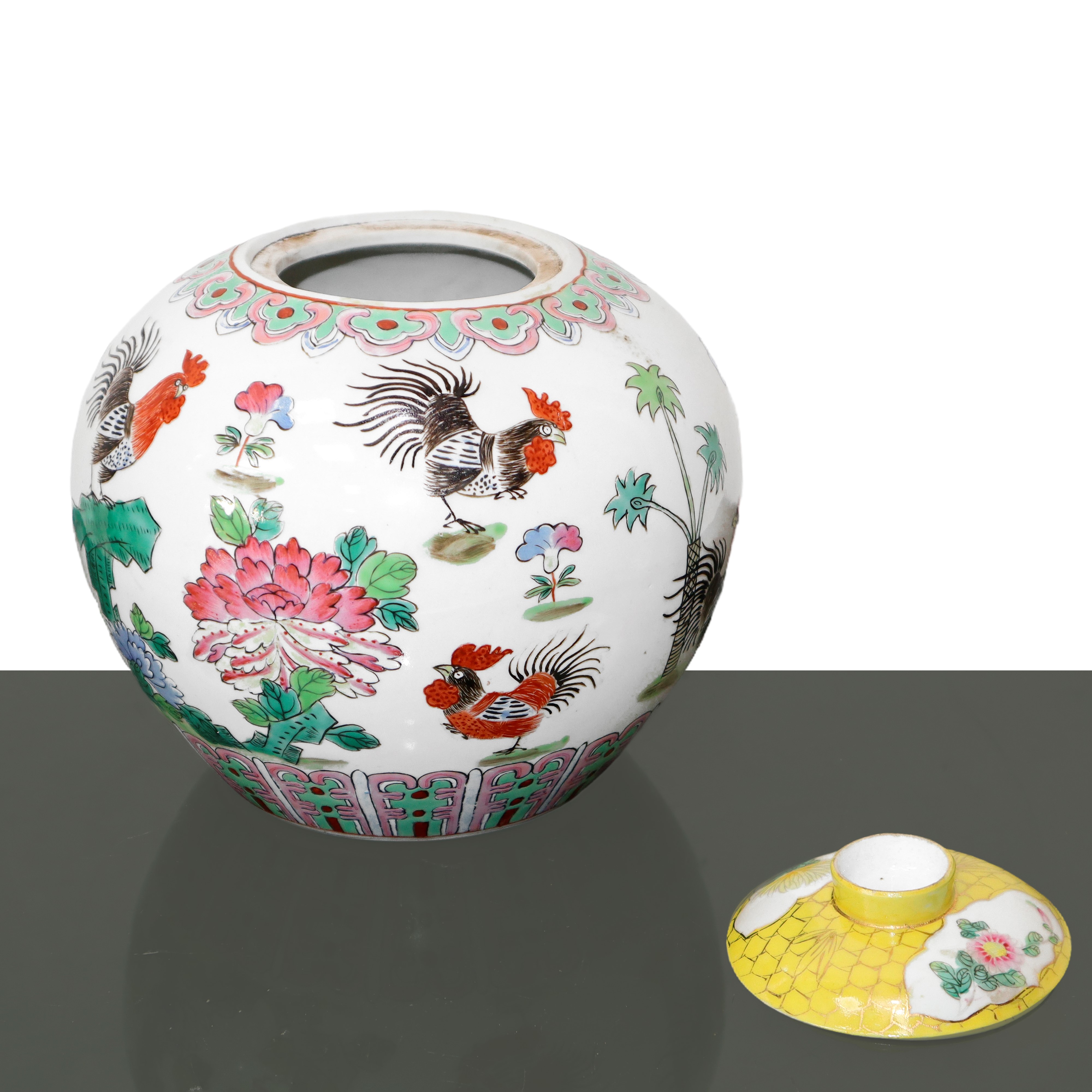 Potiche cinese in porcellana con decorazioni di fiori e galli