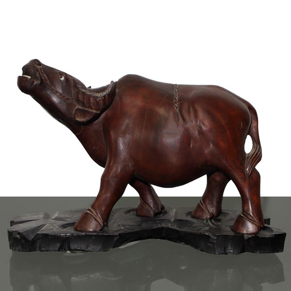 Scultura in legno di bufalo, con base