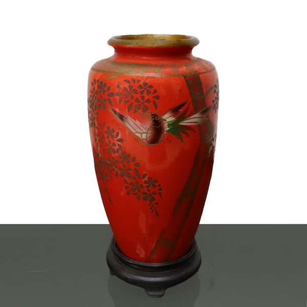 Vaso cinese in ceramica, laccato rosso con decorazioni di uccelli e bamboo