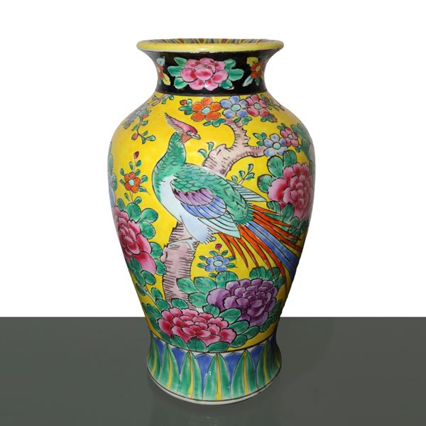 Vaso antico giapponese di porcellana smaltata gialla con raffigurazioni floreali e uccello