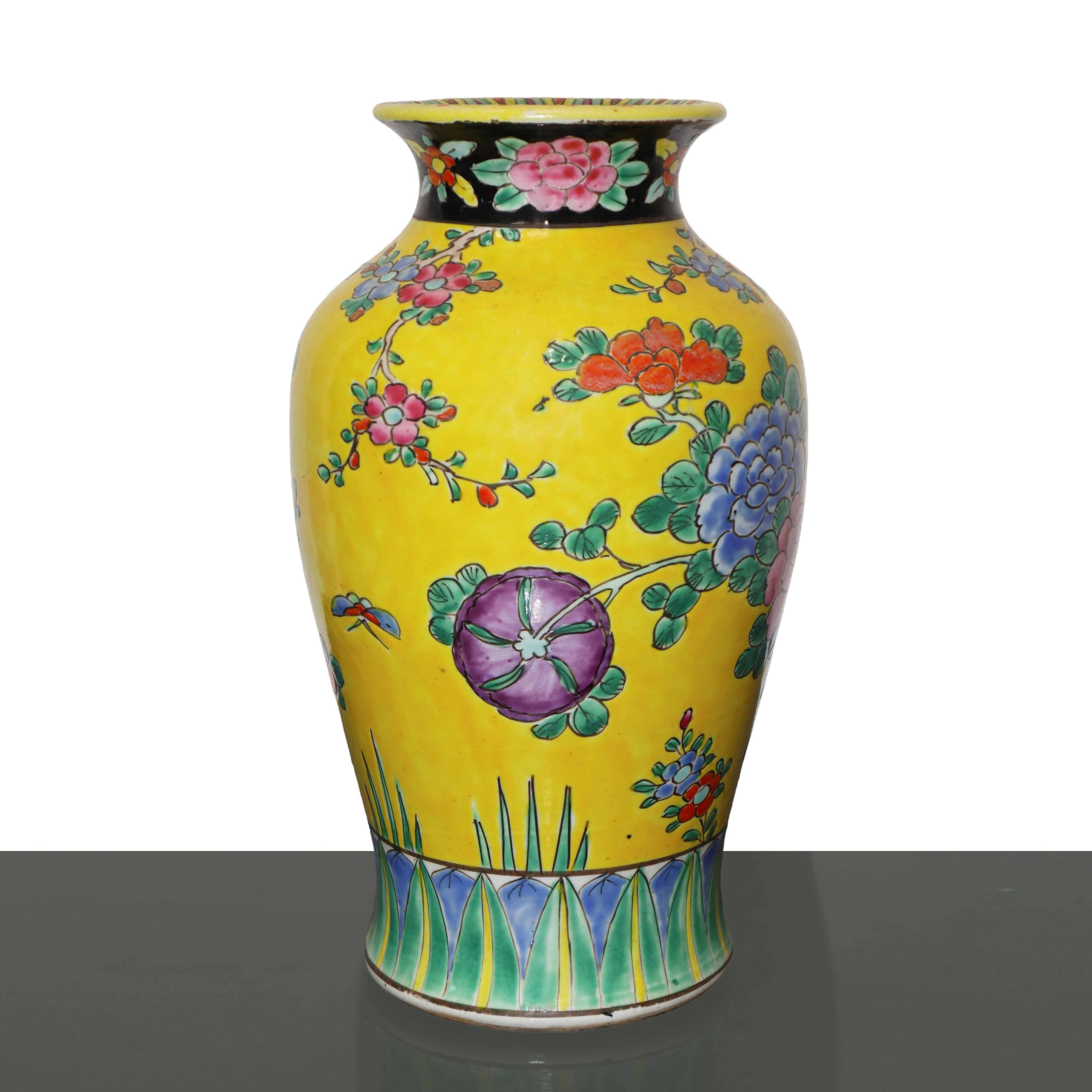 Vaso antico giapponese di porcellana smaltata gialla con raffigurazioni floreali e uccello