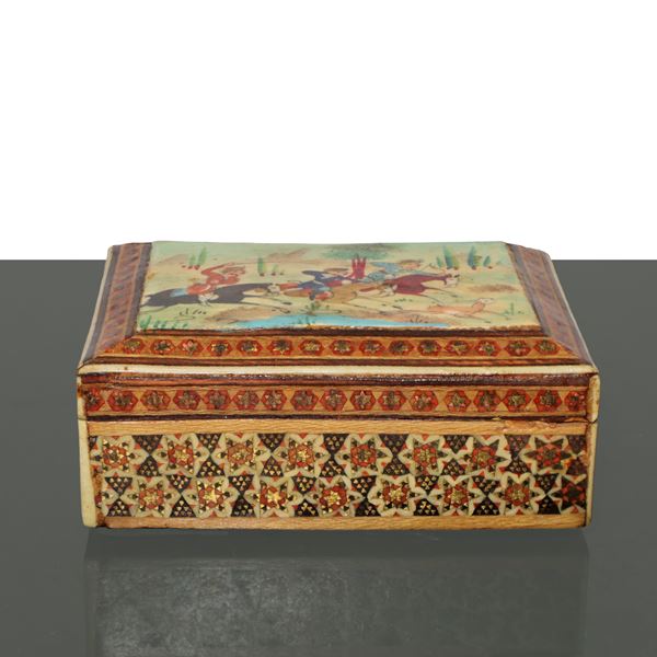 Scatola orientale di legno con coperchio dipinto a mano