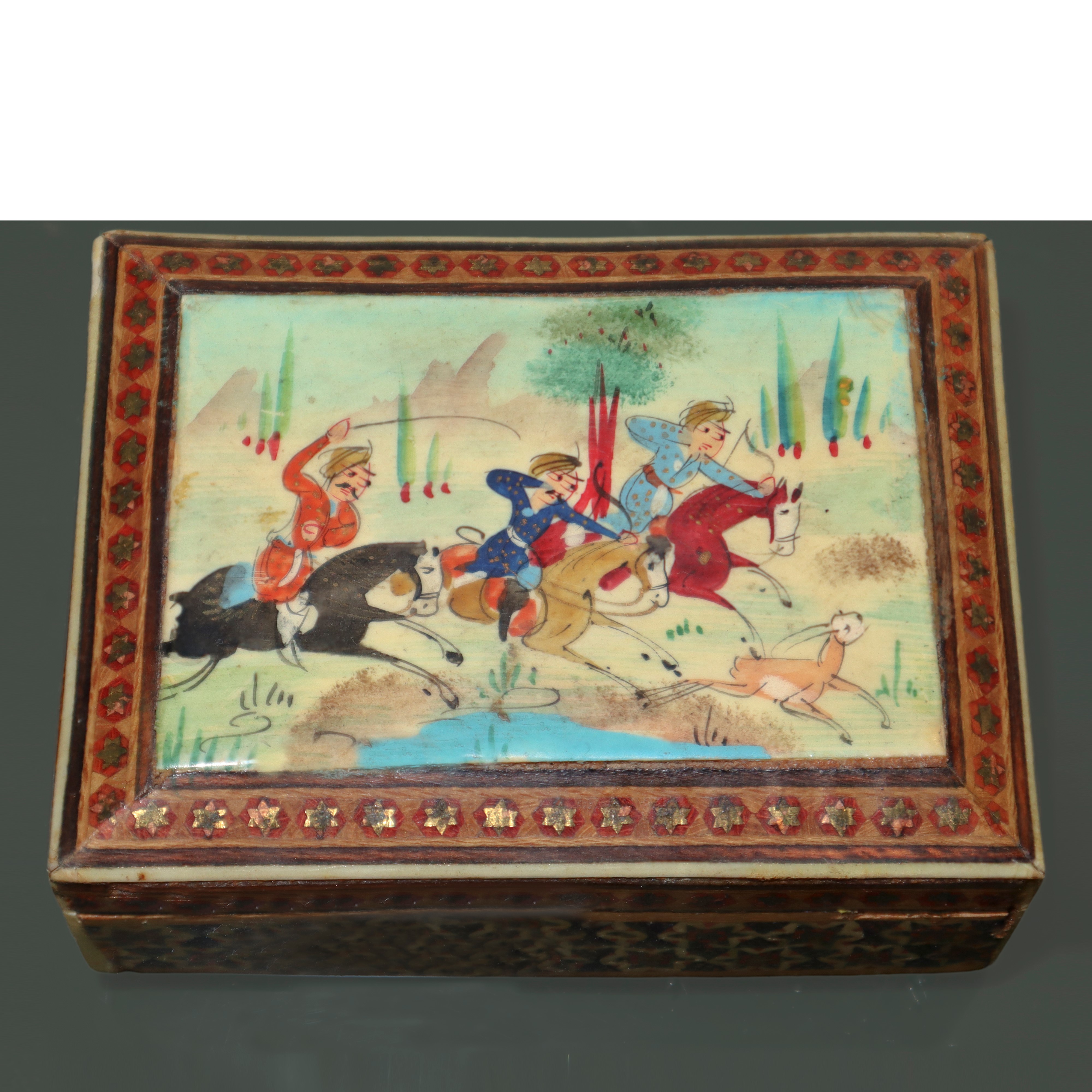 Scatola orientale di legno con coperchio dipinto a mano