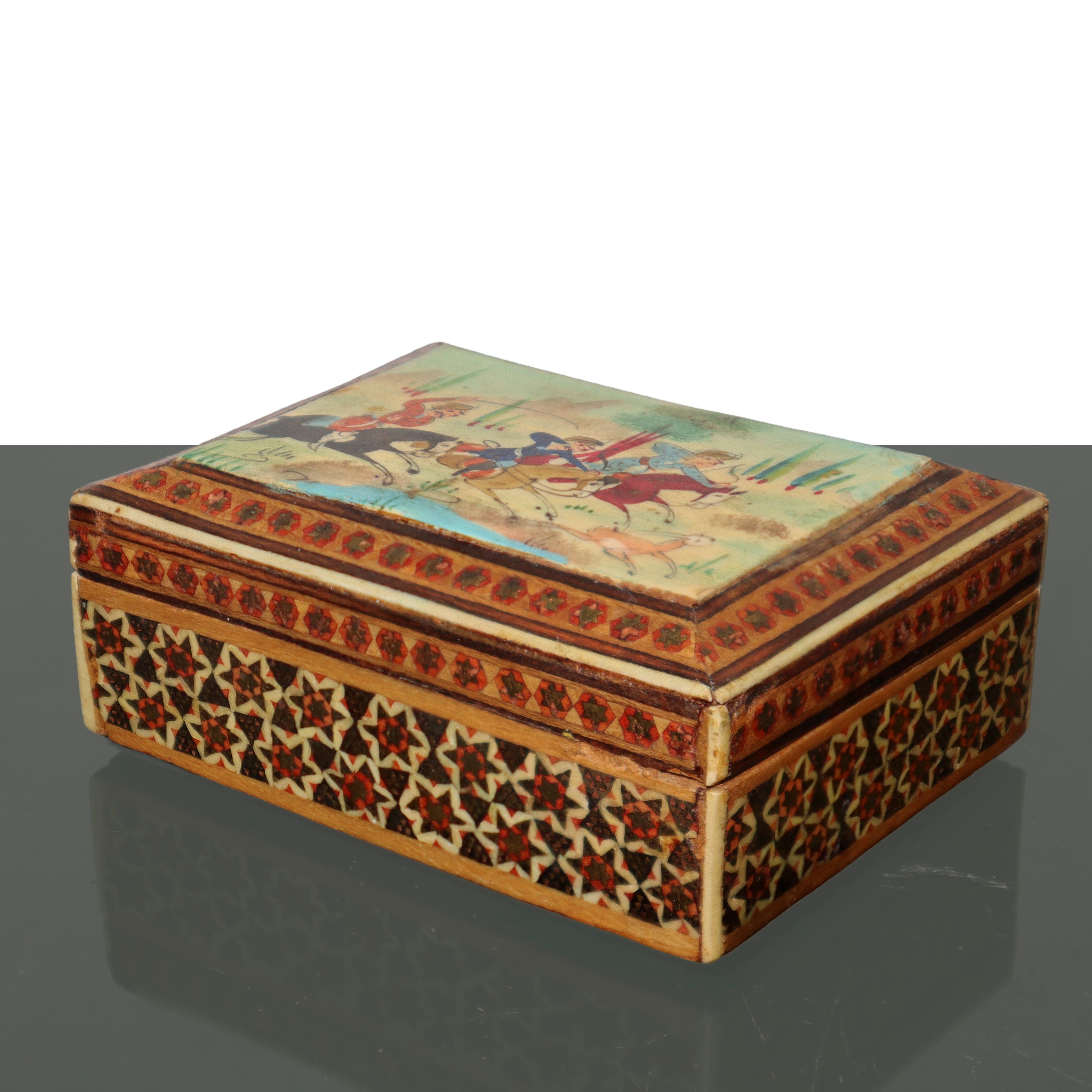 Scatola orientale di legno con coperchio dipinto a mano