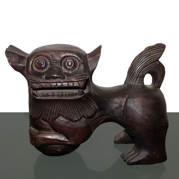 Scultura cinese in legno intagliato di Cane di Fo