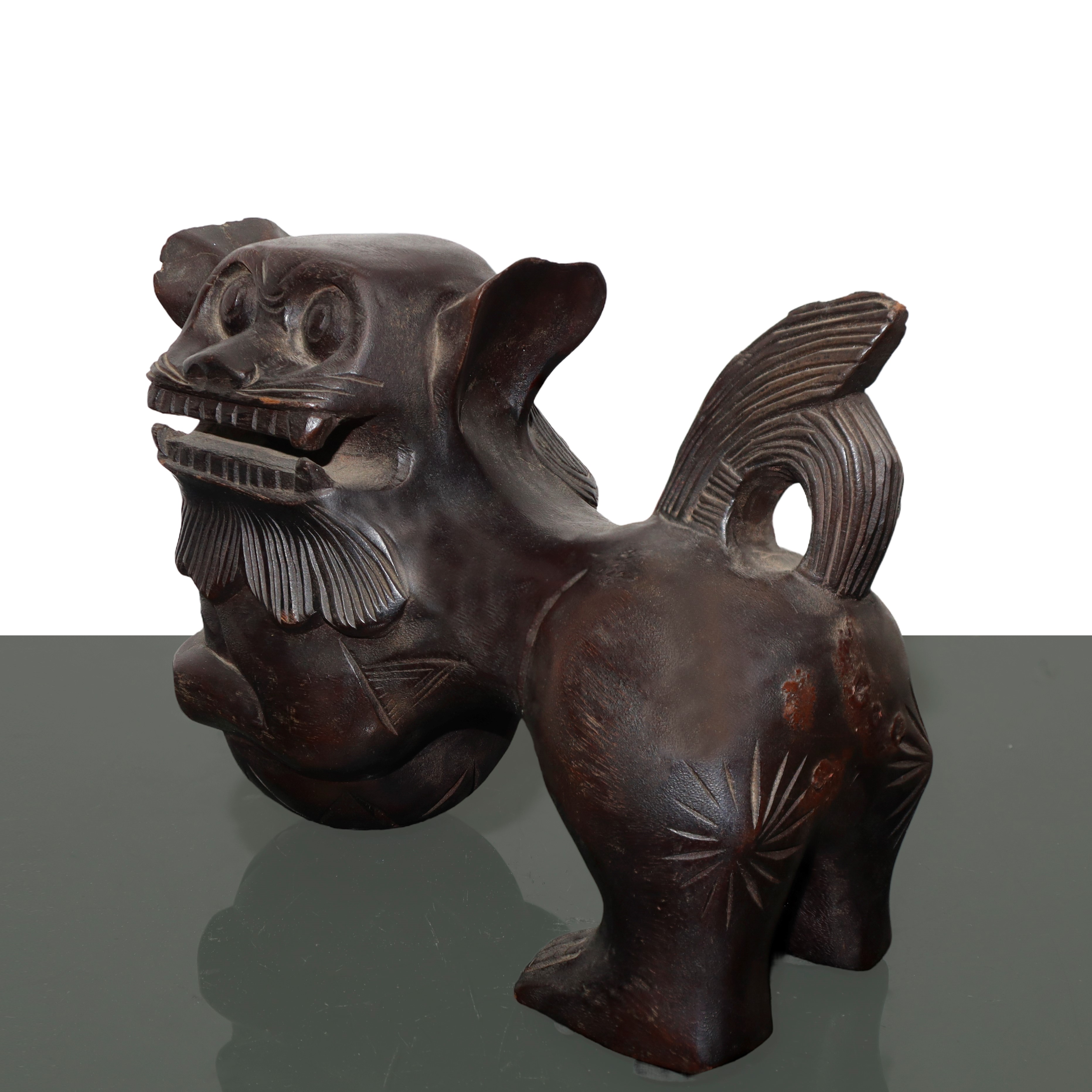 Scultura cinese in legno intagliato di Cane di Fo