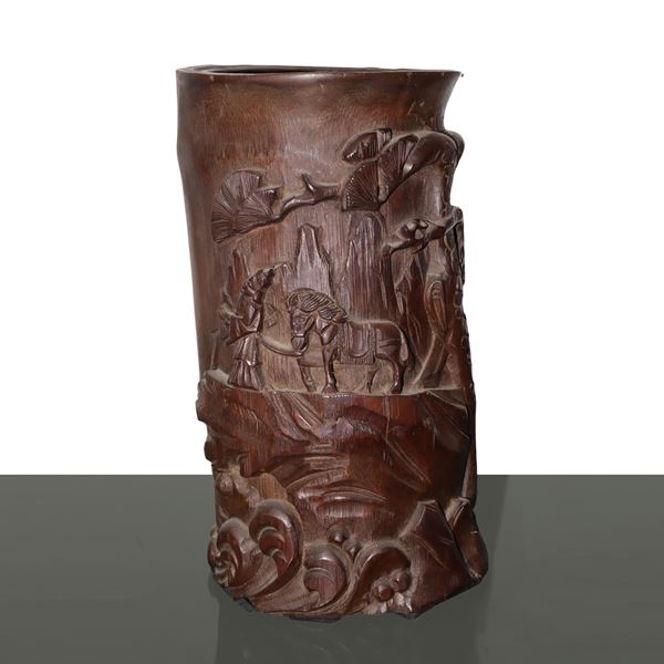 Antico vaso cinese di bamboo intagliato a mano e sbalzato con figure