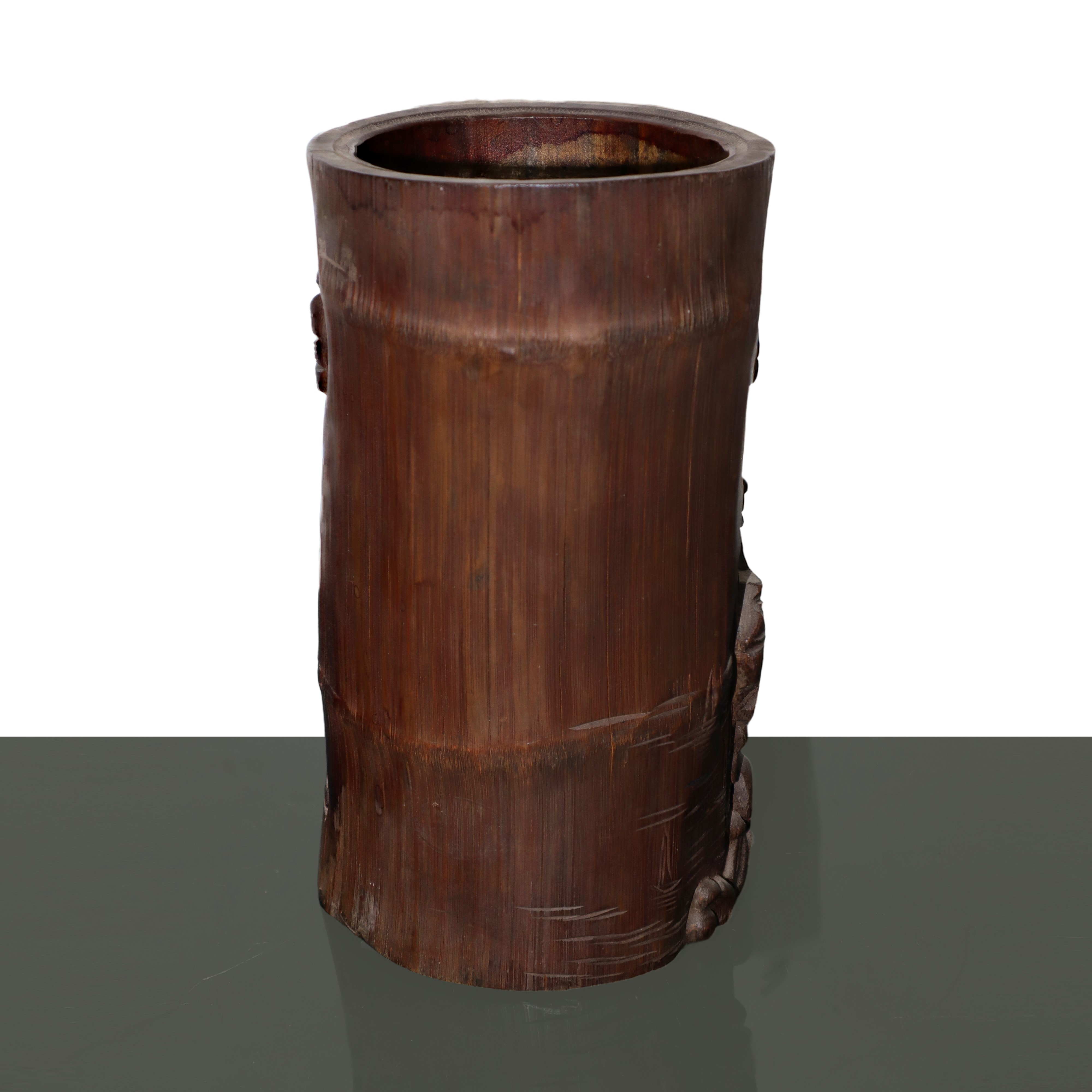 Antico vaso cinese di bamboo intagliato a mano e sbalzato con figure