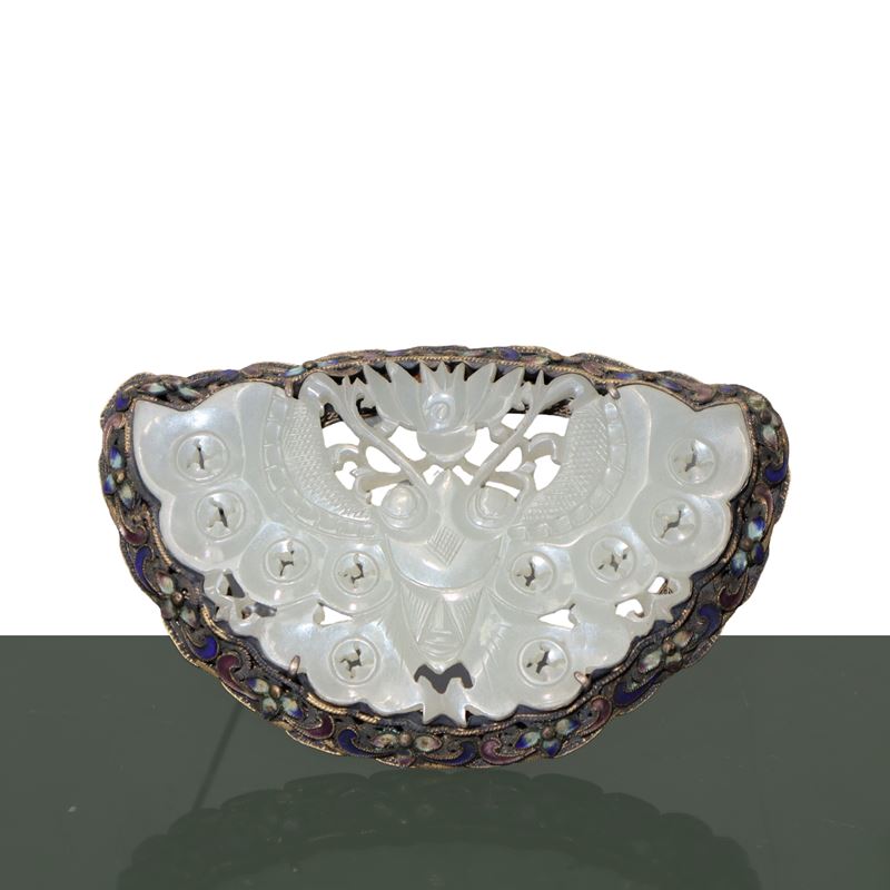 Spilla cinese in argento e giada bianca traforata interamente a mano