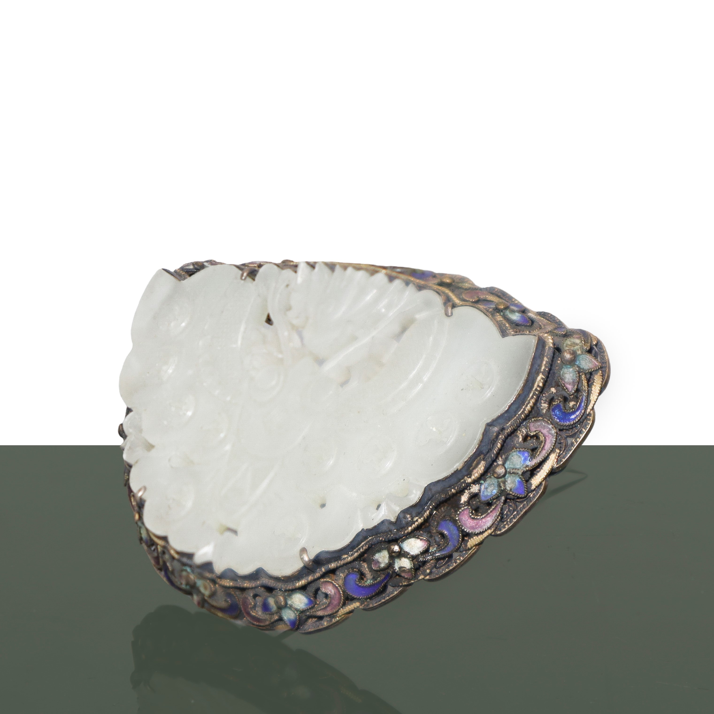 Spilla cinese in argento e giada bianca traforata interamente a mano