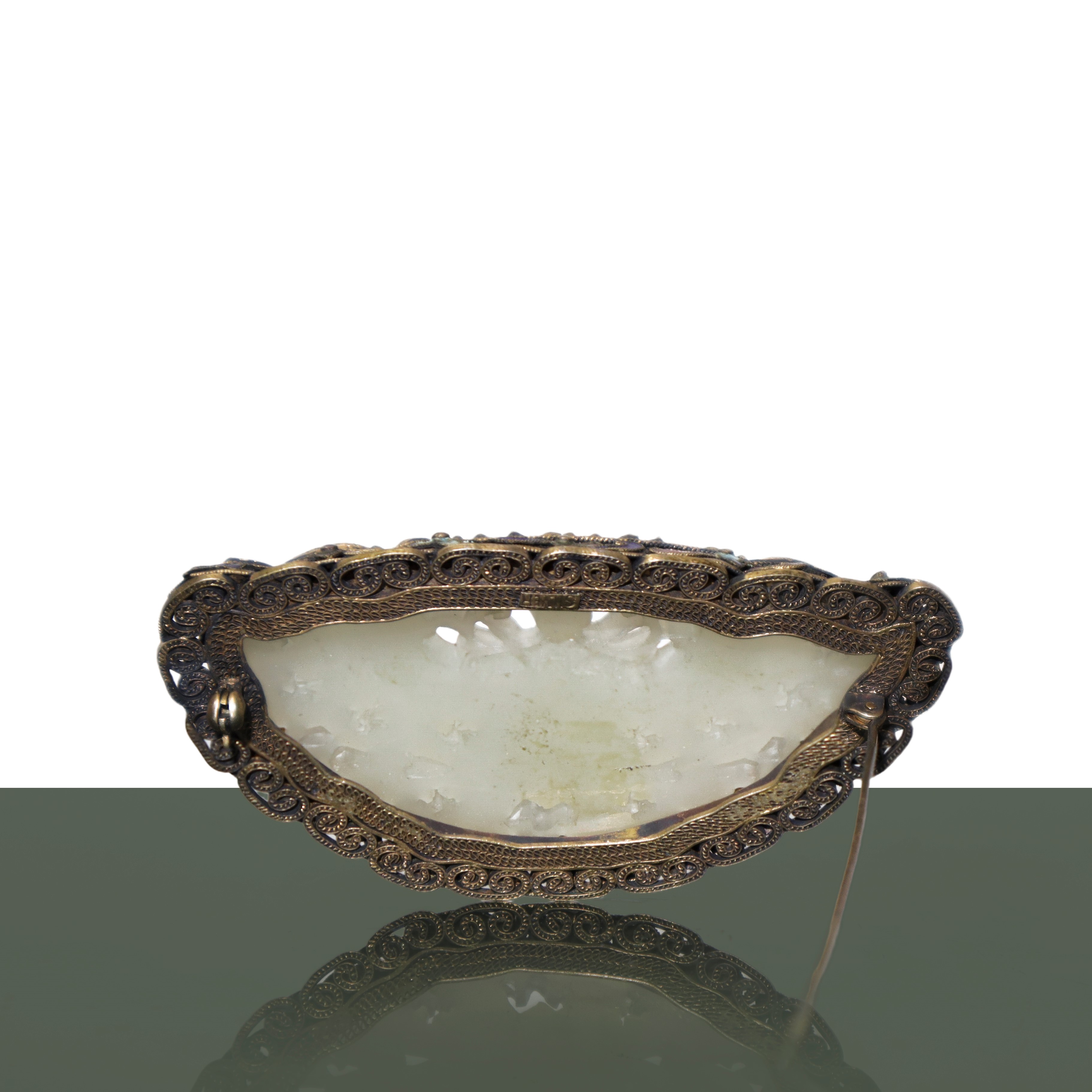 Spilla cinese in argento e giada bianca traforata interamente a mano