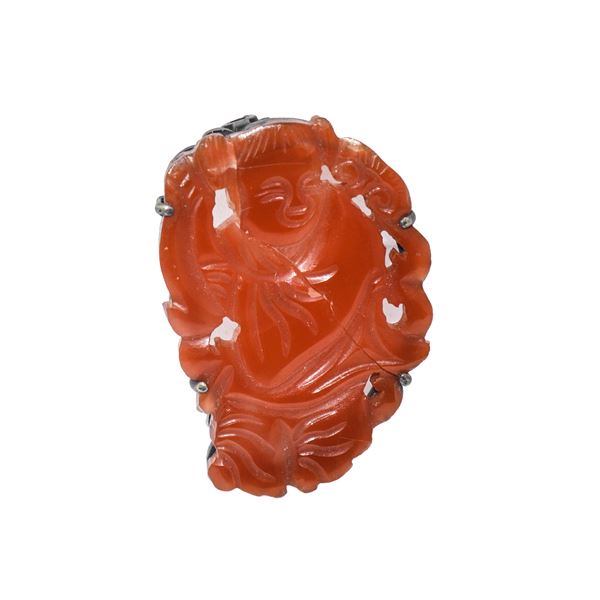 Spilla cinese in corallo intagliata a mano raffigurante un Buddha sorridente