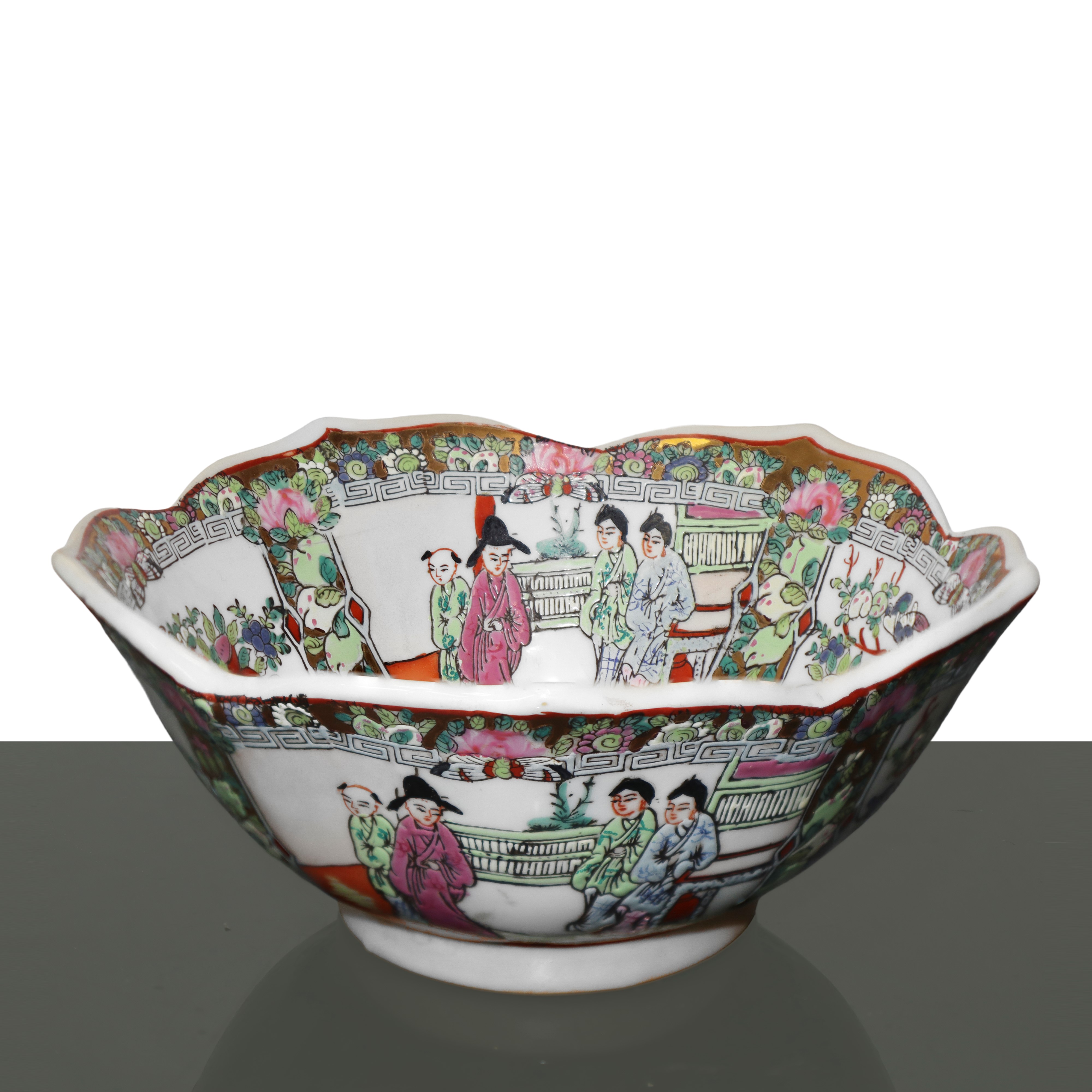 Ciotola cinese smerlata in porcellana con scene di vita popolare