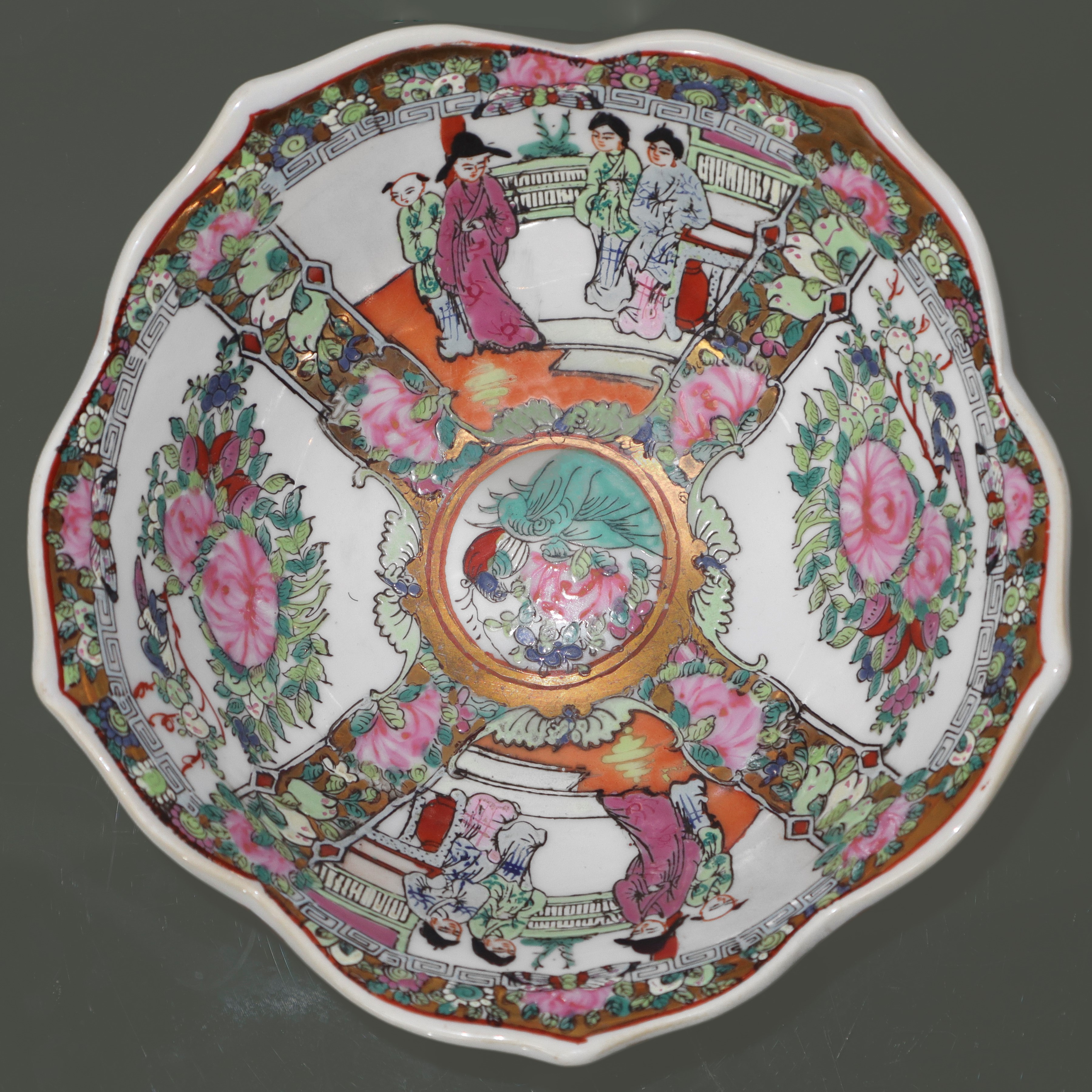 Ciotola cinese smerlata in porcellana con scene di vita popolare